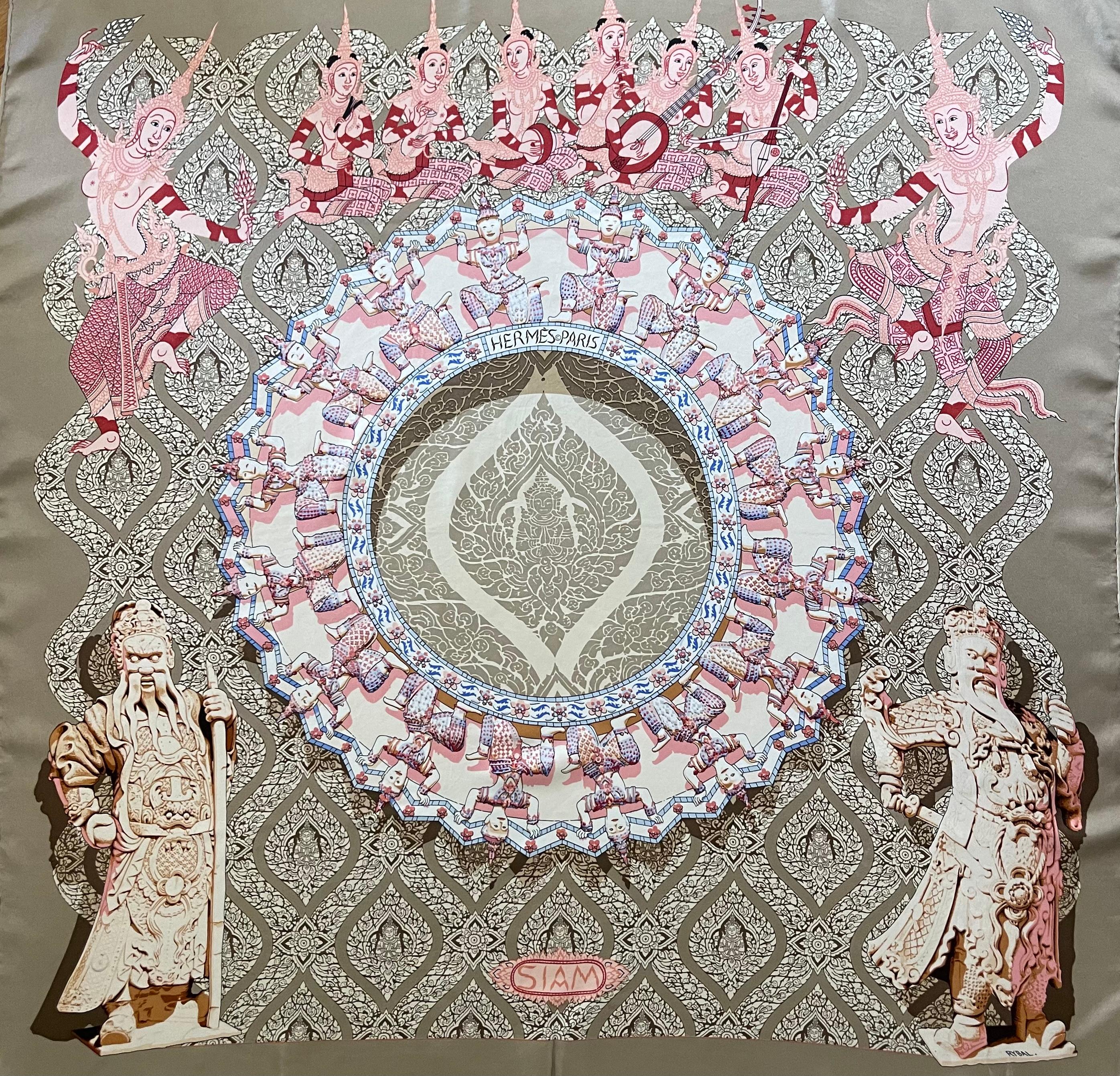 Der Hermès-Schal Siam, 1978 von Vladimir Rybaltchenko entworfen, ist ein herausragendes Stück. Der Siam-Schal zeigt aufwendige Motive, die von der thailändischen Kunst und Kultur inspiriert sind, mit kunstvollen Mustern und reichhaltigen Details,