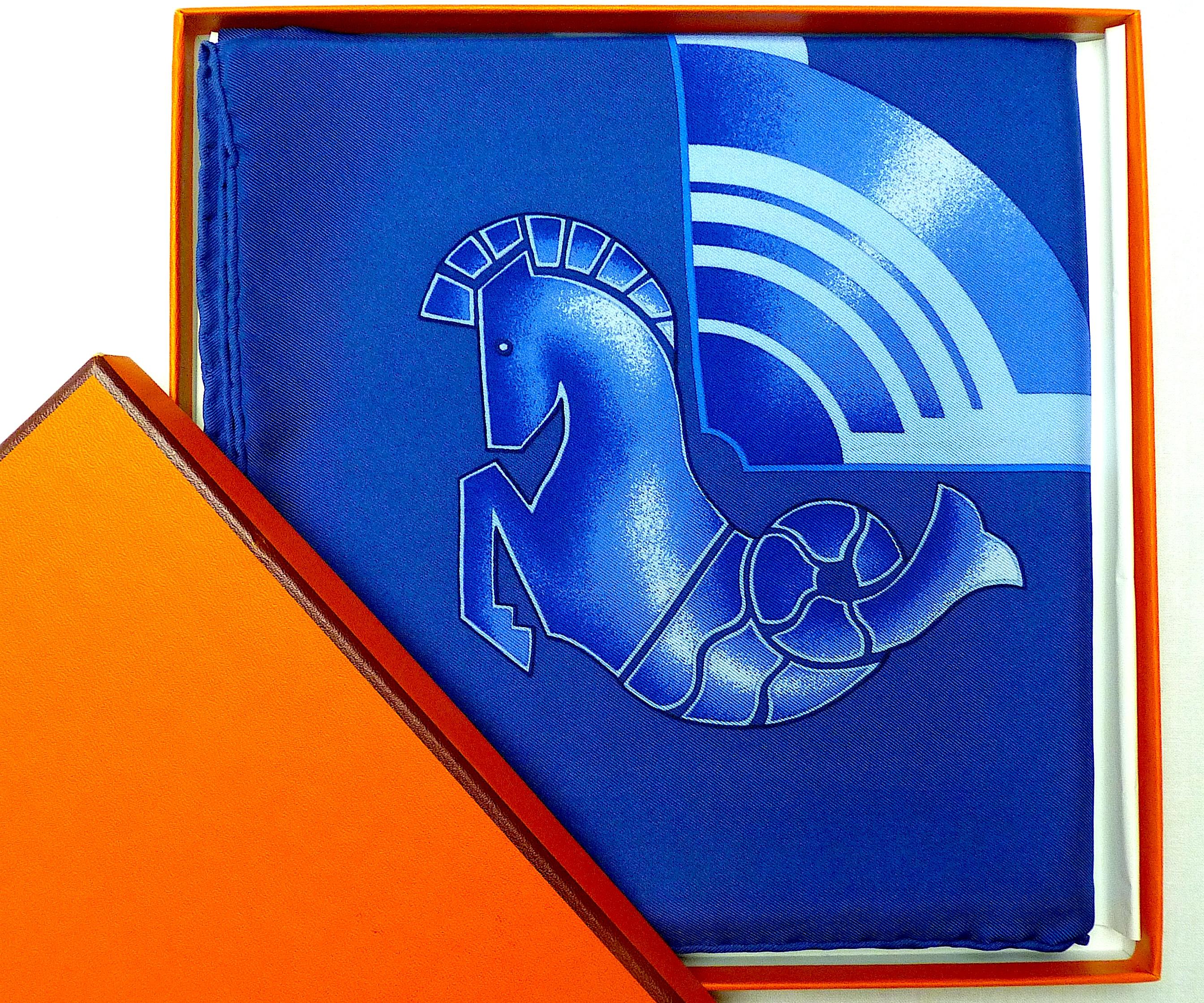 Pañuelo de seda Hermes de 90 cm, muy raro y buscado, es una edición especial publicada con motivo del 30 aniversario de la compañía Air France en 1963, diseñado por Philippe Ledoux.
Este pañuelo es NUEVO, NUNCA USADO, con su caja original y no tiene