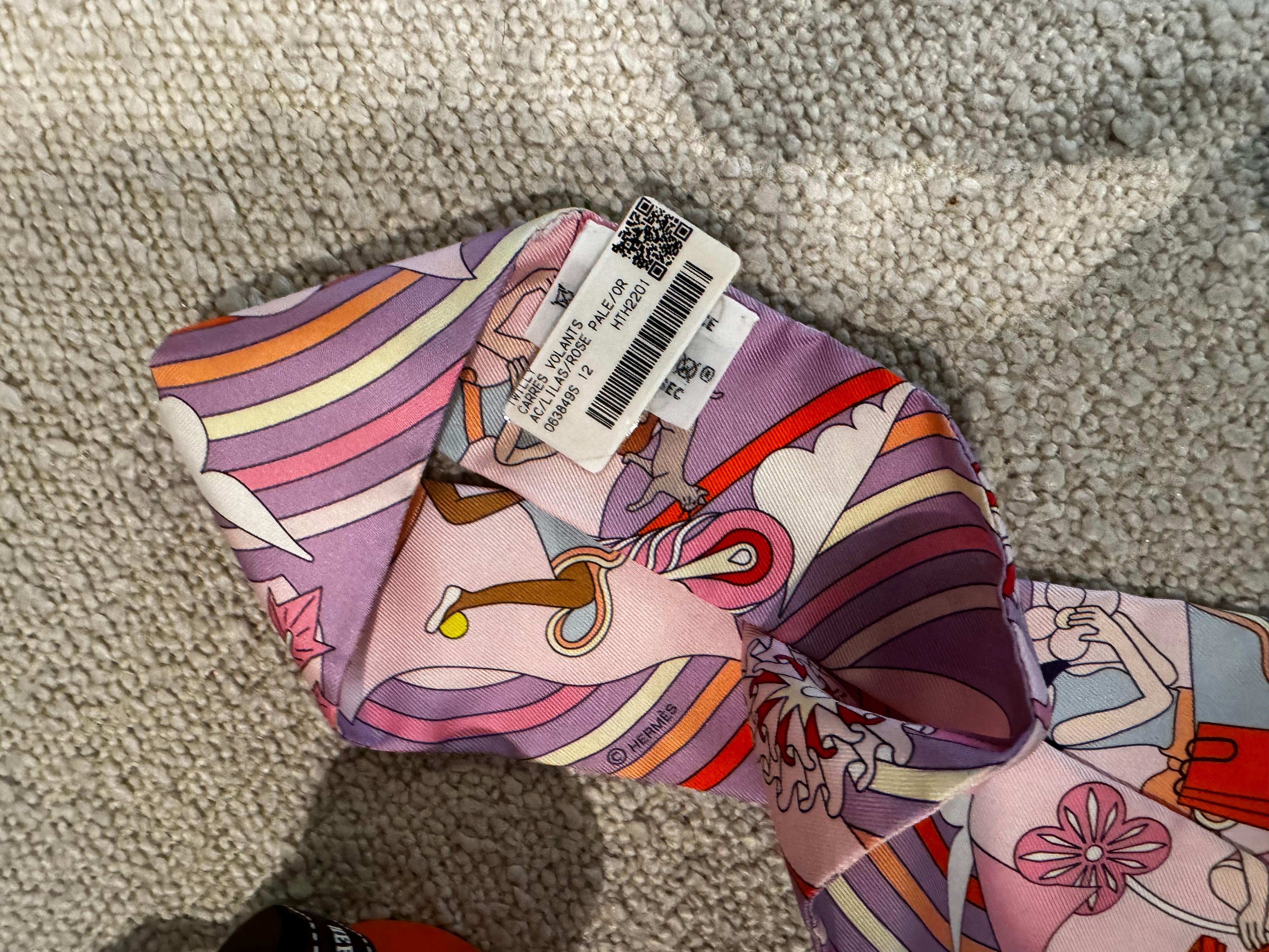 HERMES Scarf Twilly CARRES VOLANTS Lila Rose Pale Flying Carre Silk  In New Condition For Sale In London, England