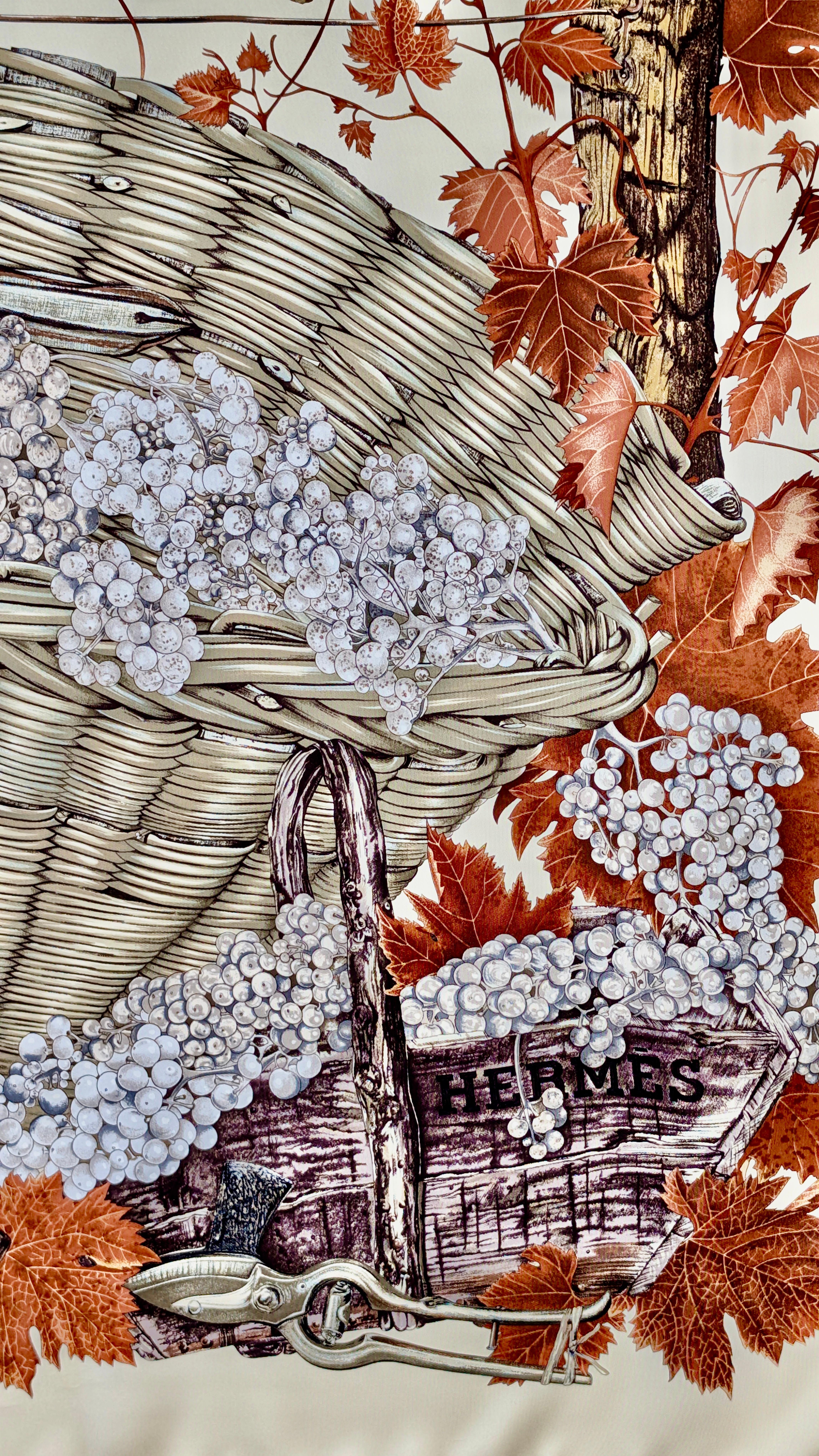 Pañuelo Hermès de sarga de seda VENDANGES
Diseñado por Valerie Dawlat-Dumoulin  2001
100% seda
Derechos de autor
Dobladillo enrollado a mano
Cuidado de etiquetas
Fabricado en Francia
Marfil, rojo, marrón
cm. aprox. 90 x 90 - 36