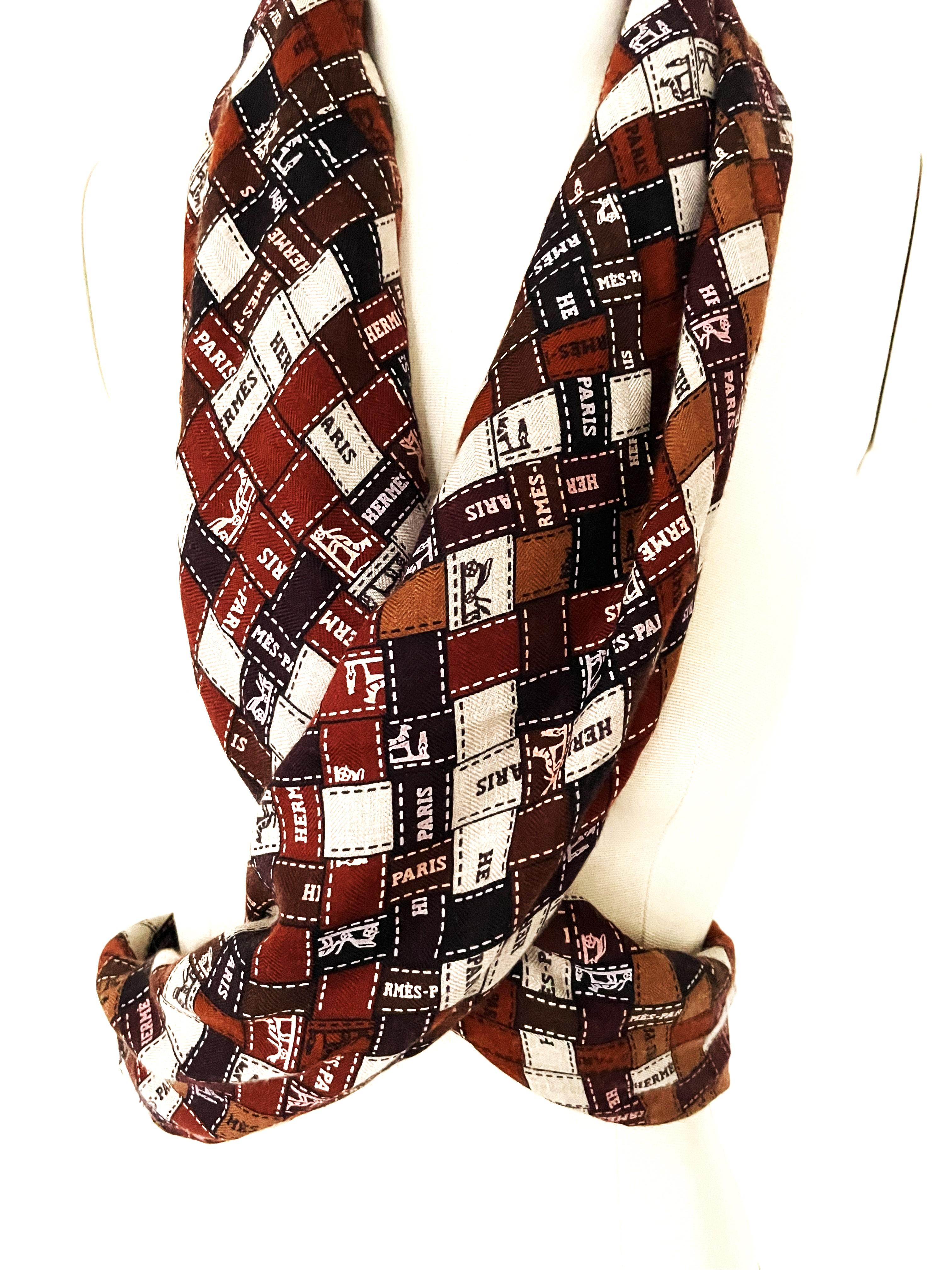HERMÉS SCARV Cashmere/Silk, 140 x 140 cm printed with the iconic Hermes ribbon In Excellent Condition For Sale In Stuttgart, DE