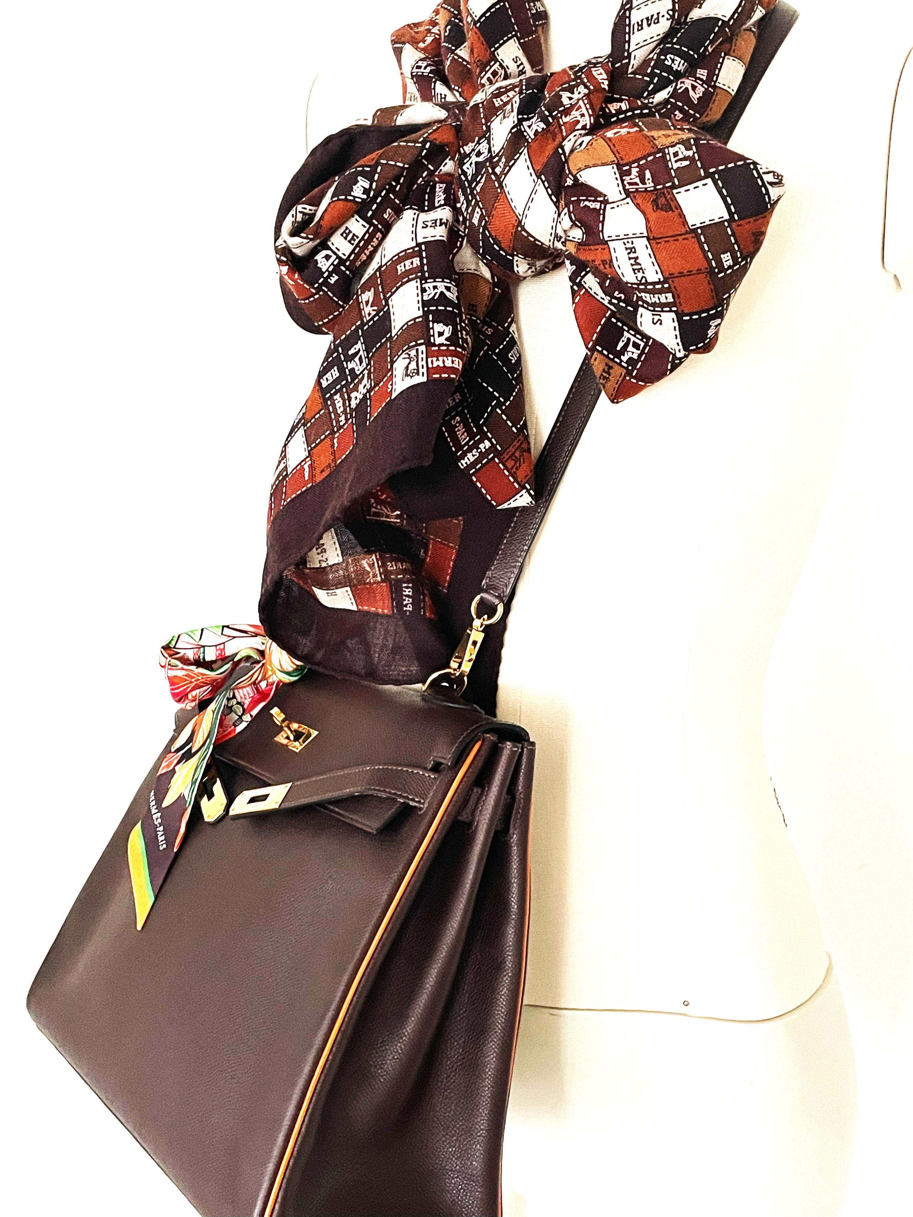 Women's or Men's HERMÉS SCARV Cashmere/Silk, 140 x 140 cm printed with the iconic Hermes ribbon For Sale