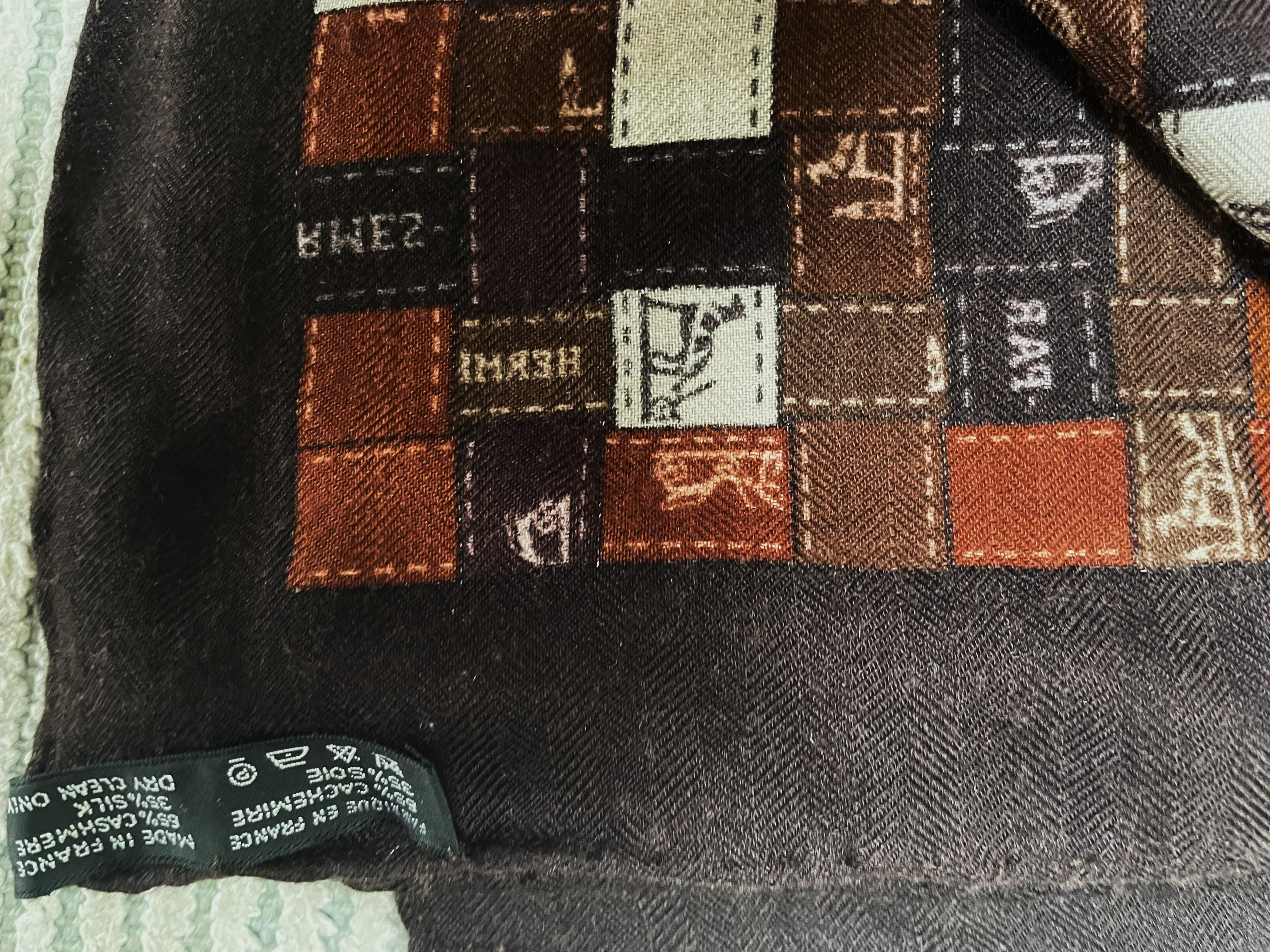 HERMÉS SCARV Cashmere/Silk, 140 x 140 cm printed with the iconic Hermes ribbon For Sale 1
