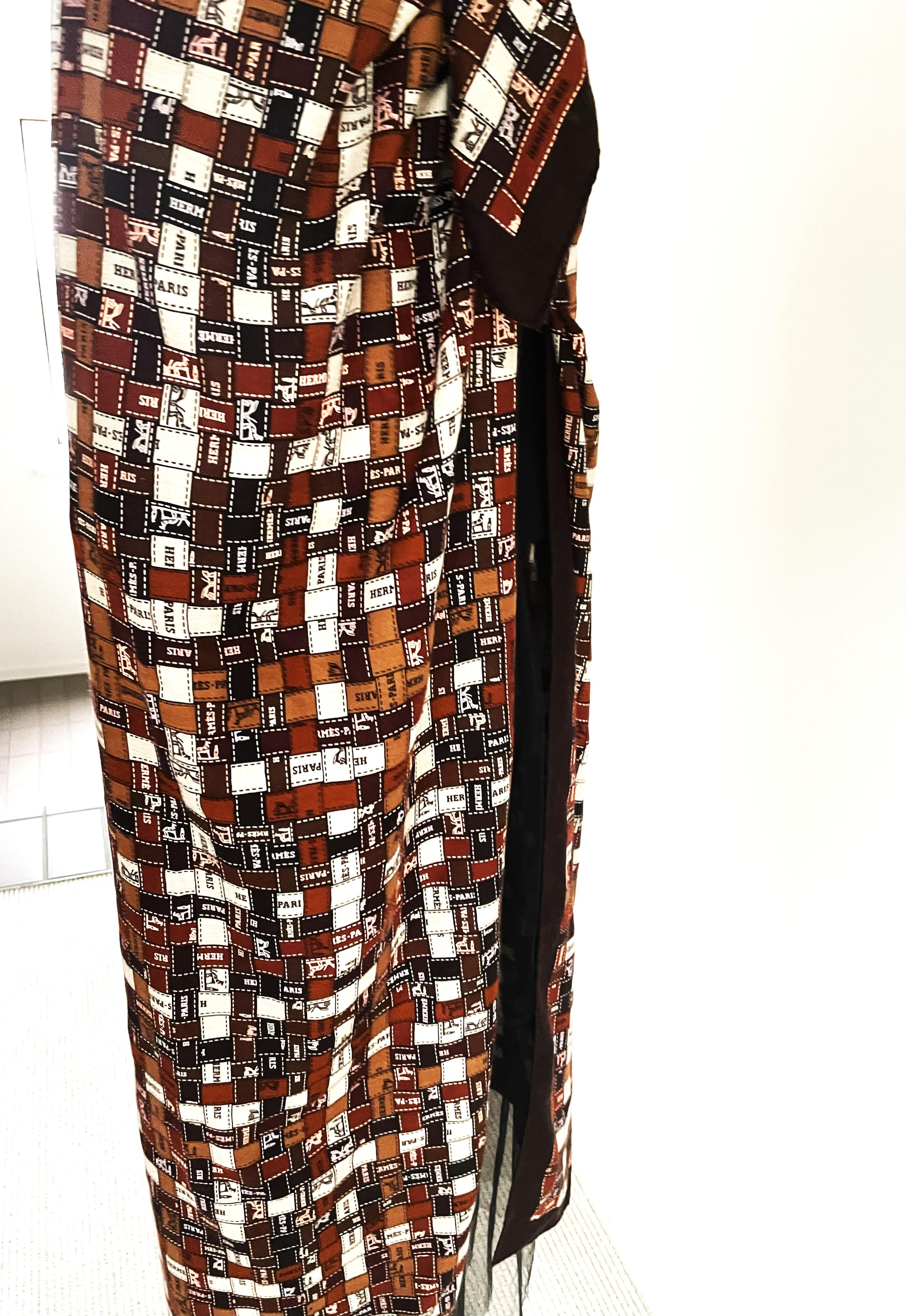 HERMÉS SCARV Cashmere/Silk, 140 x 140 cm printed with the iconic Hermes ribbon For Sale 2