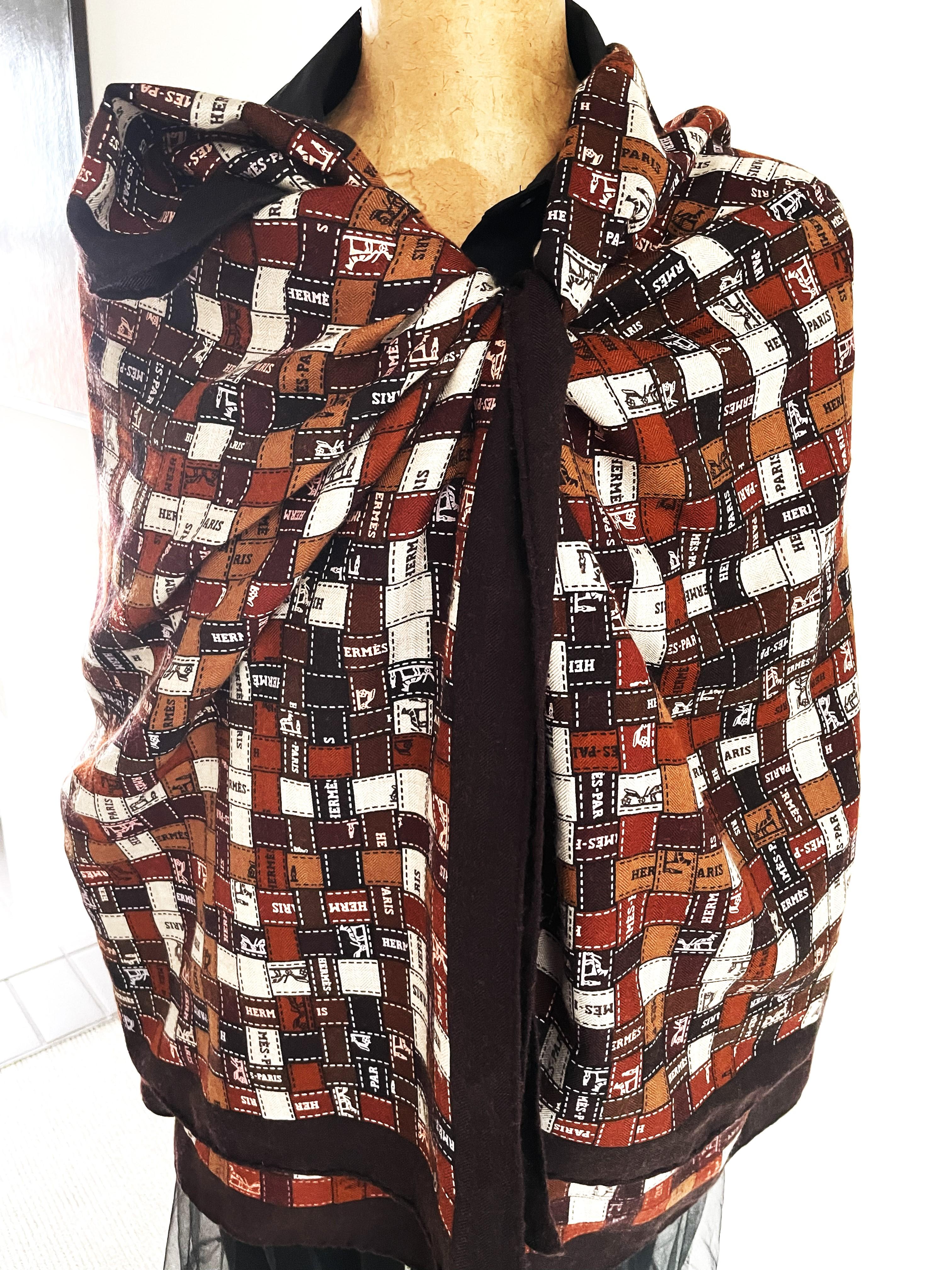 HERMÉS SCARV Cashmere/Silk, 140 x 140 cm printed with the iconic Hermes ribbon For Sale 3