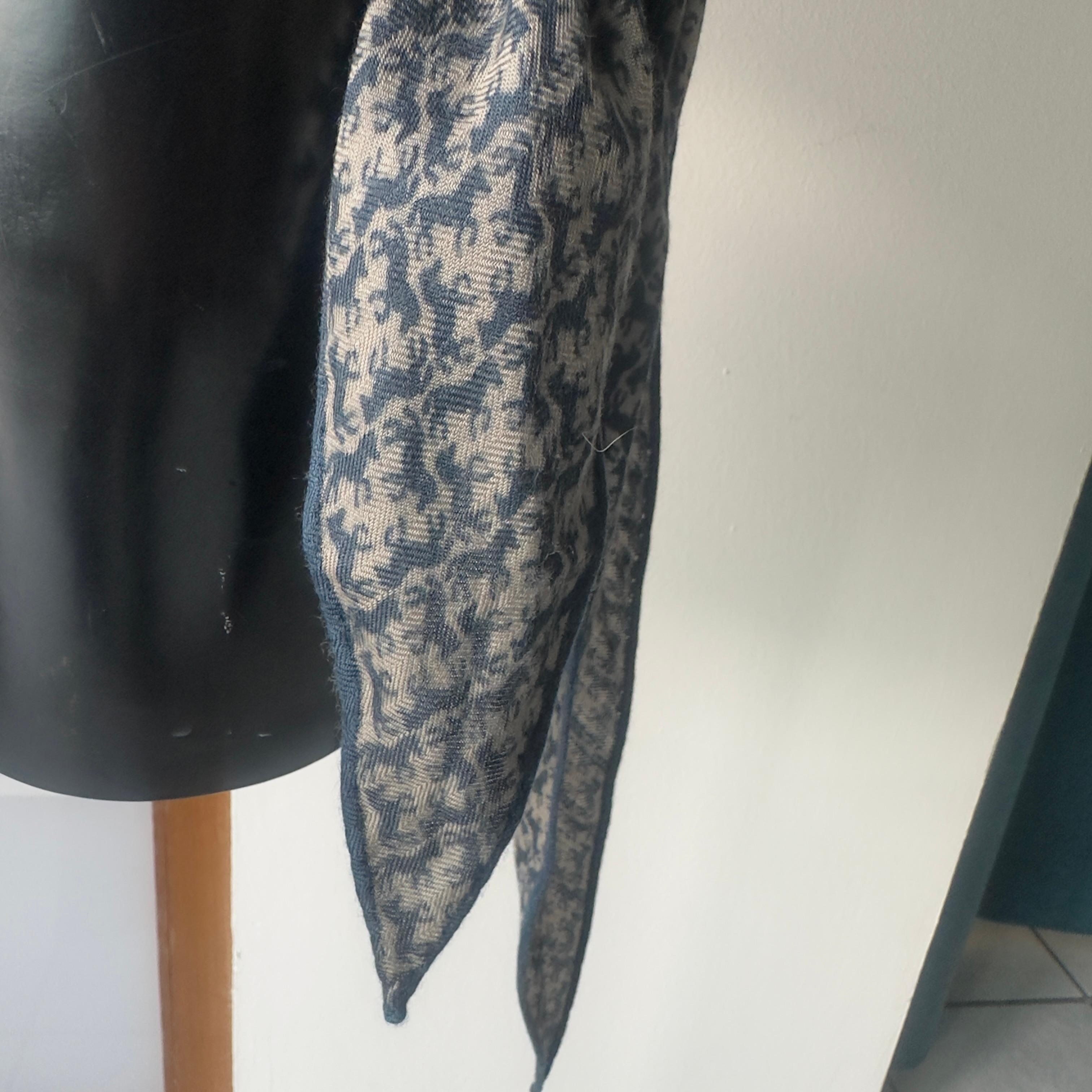 Hermès Sciarpa Vintage in Cashmere e Seta con Stampa Cavalli – Made in France For Sale 6
