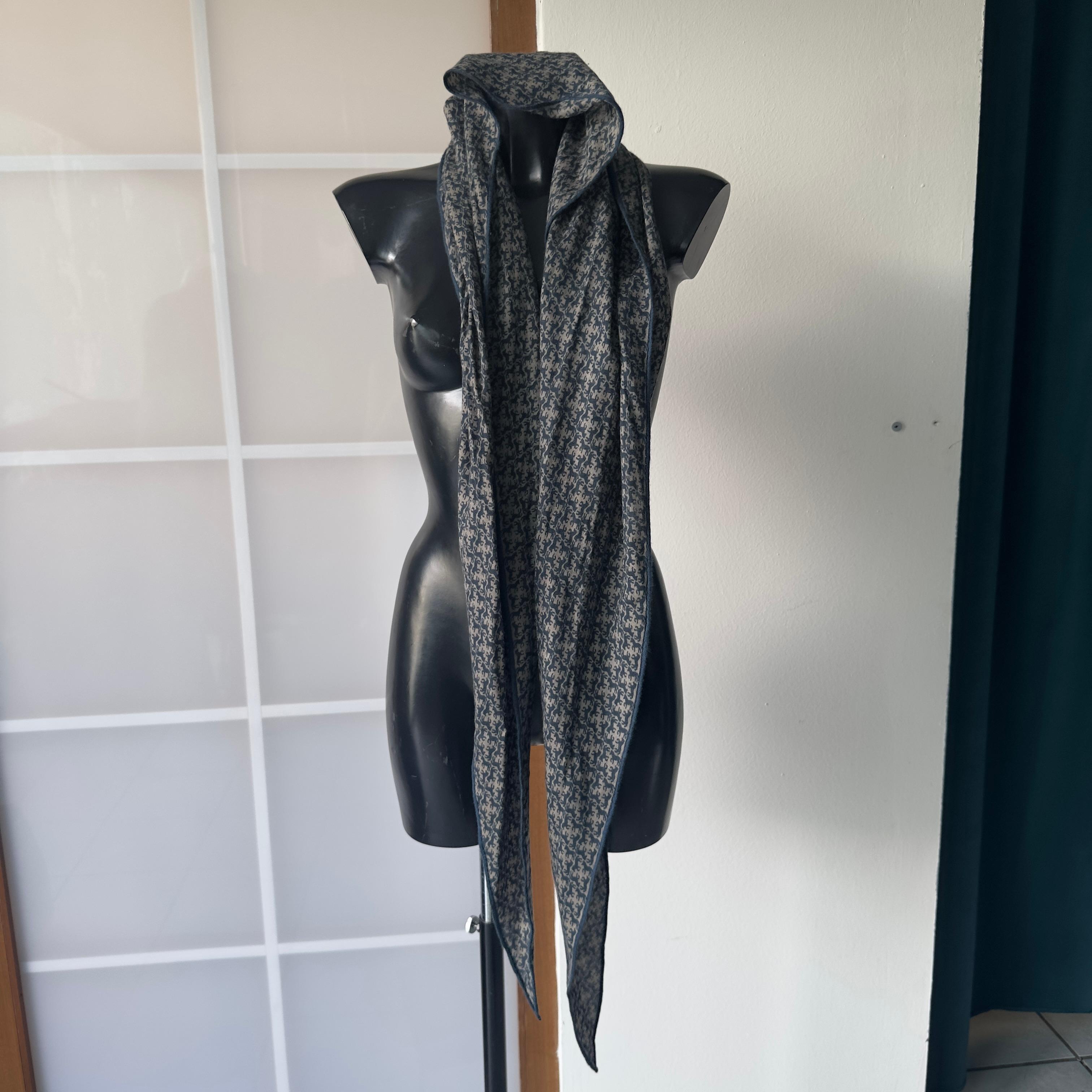 Hermès Sciarpa Vintage in Cashmere e Seta con Stampa Cavalli – Made in France For Sale 7