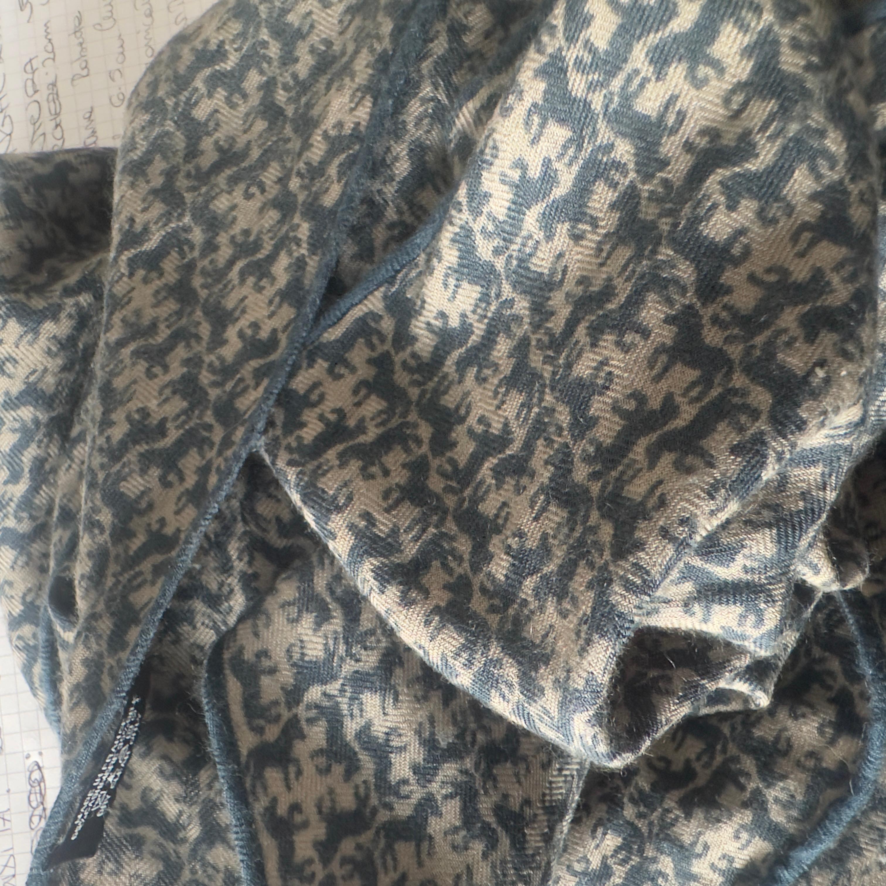 Hermès Sciarpa Vintage in Cashmere e Seta con Stampa Cavalli – Made in France For Sale 8