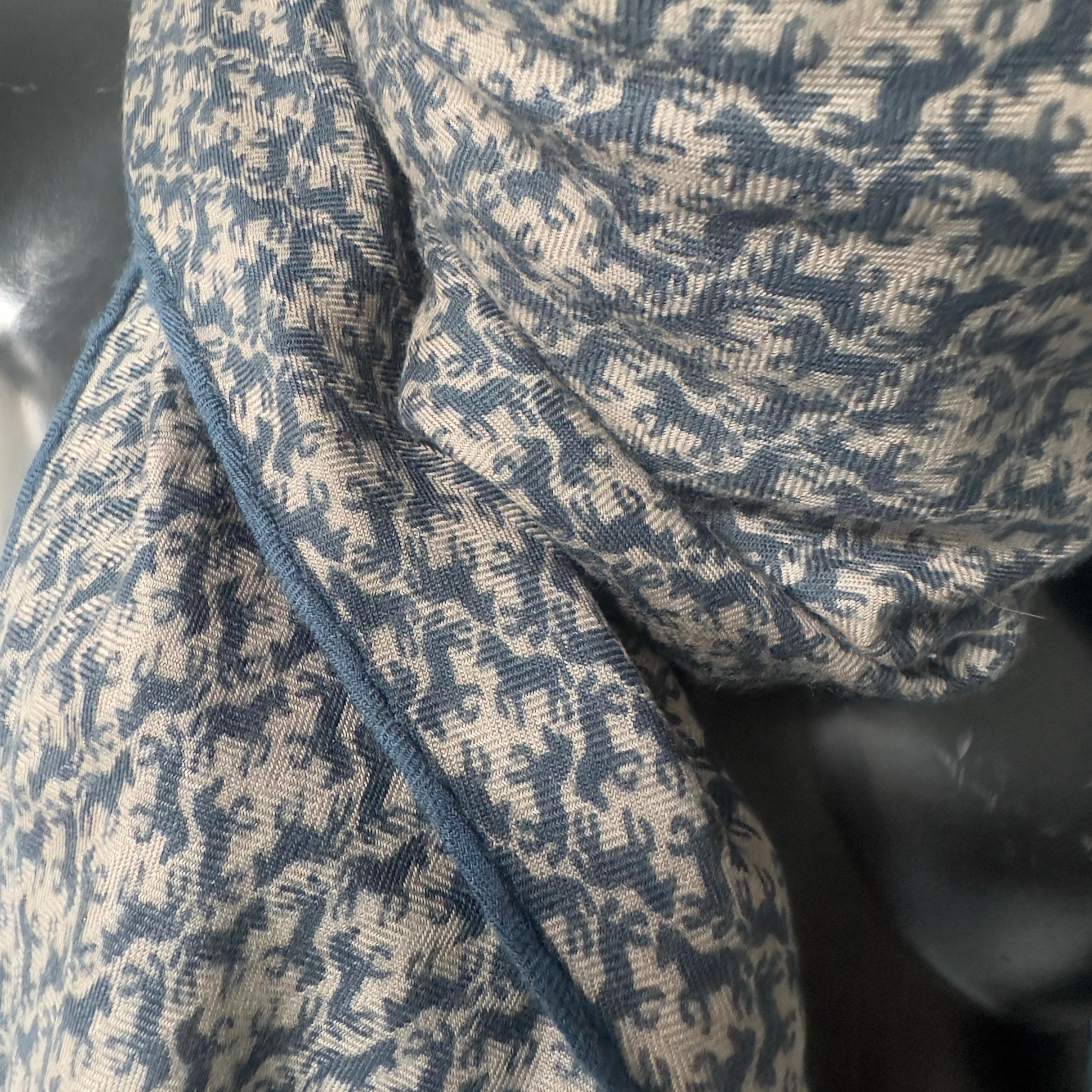 C’è qualcosa di magico nel tocco di una sciarpa Hermès — ed è proprio quello che ho provato appena ho avuto tra le mani questo pezzo raro. Realizzata in un pregiato mix di 65% cashmere e 35% seta, questa sciarpa è un’autentica coccola per la pelle,