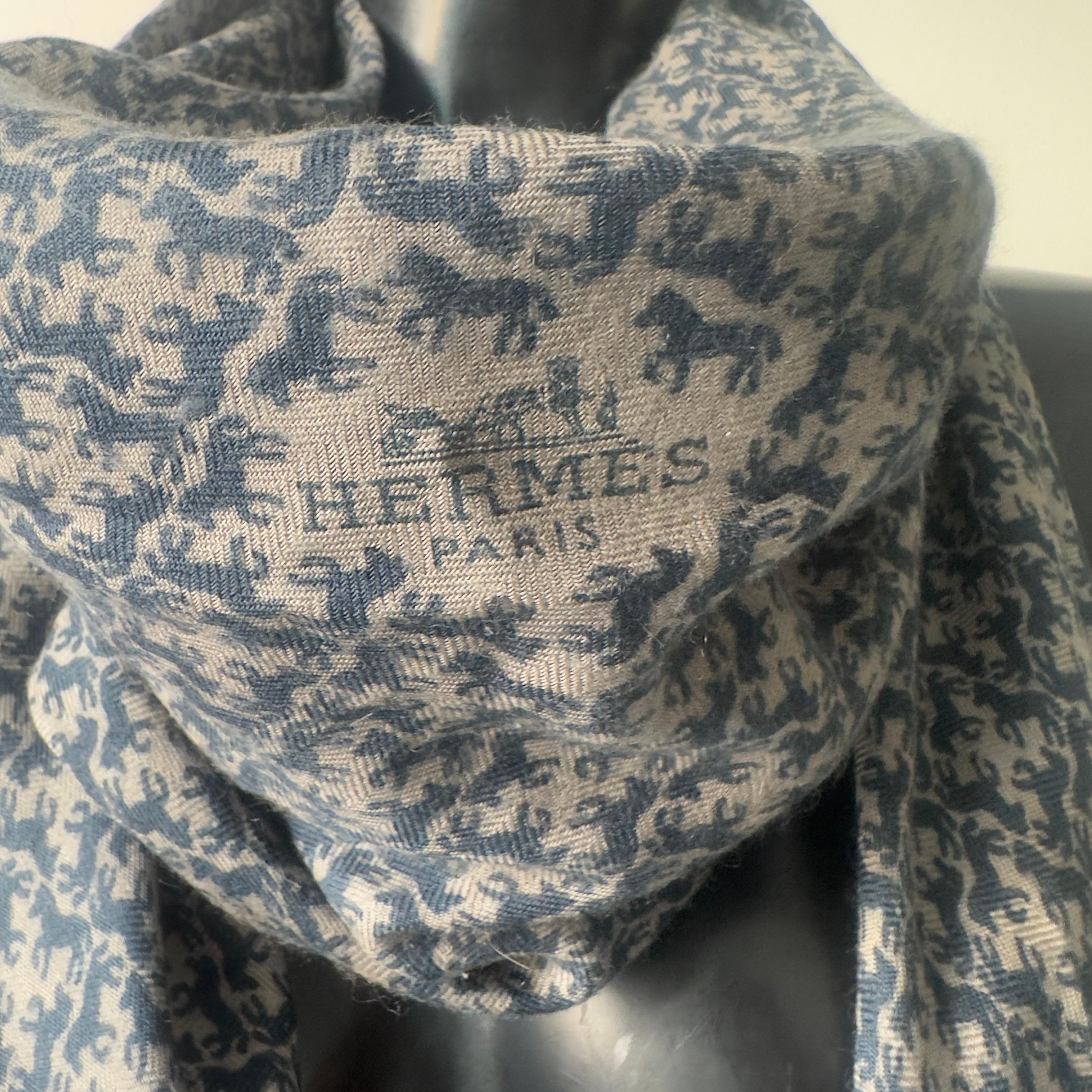 Black Hermès Sciarpa Vintage in Cashmere e Seta con Stampa Cavalli – Made in France For Sale