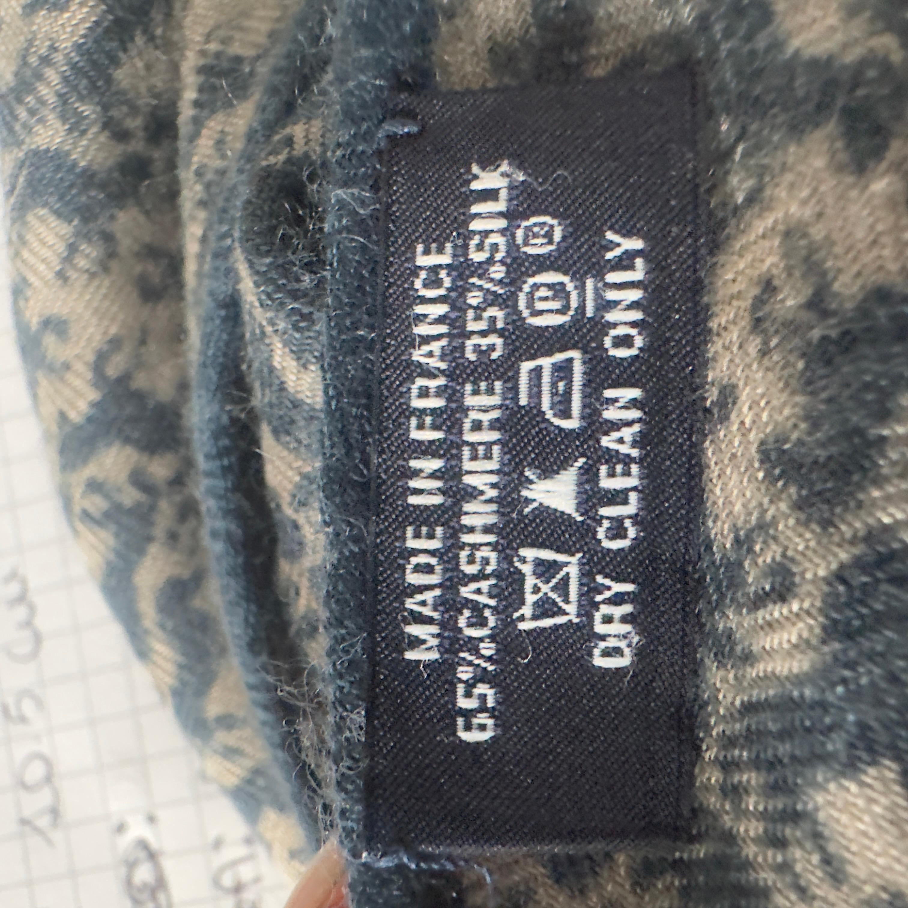 Hermès Sciarpa Vintage in Cashmere e Seta con Stampa Cavalli – Made in France In Excellent Condition For Sale In Basaluzzo, IT
