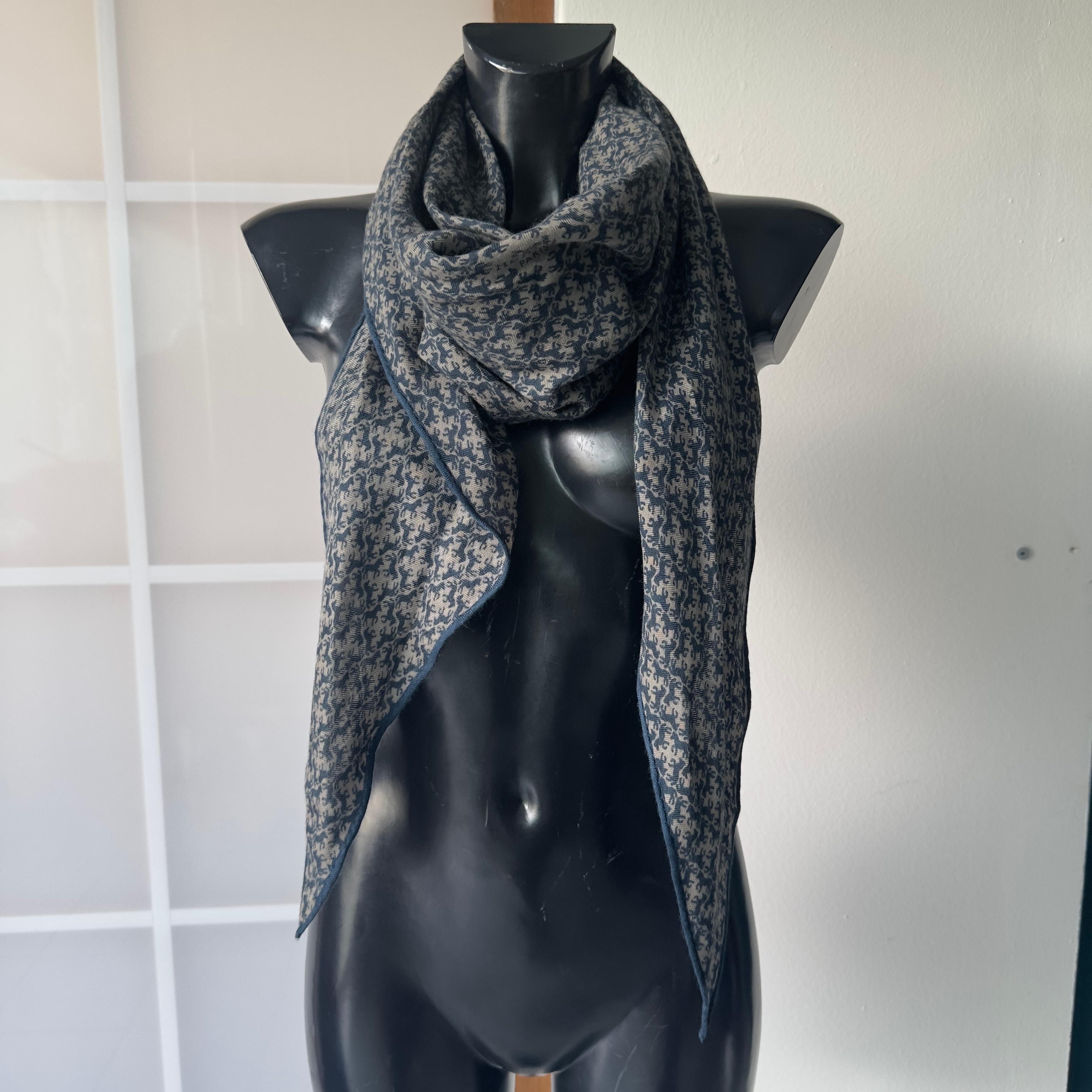 Hermès Sciarpa Vintage in Cashmere e Seta con Stampa Cavalli – Made in France For Sale 1