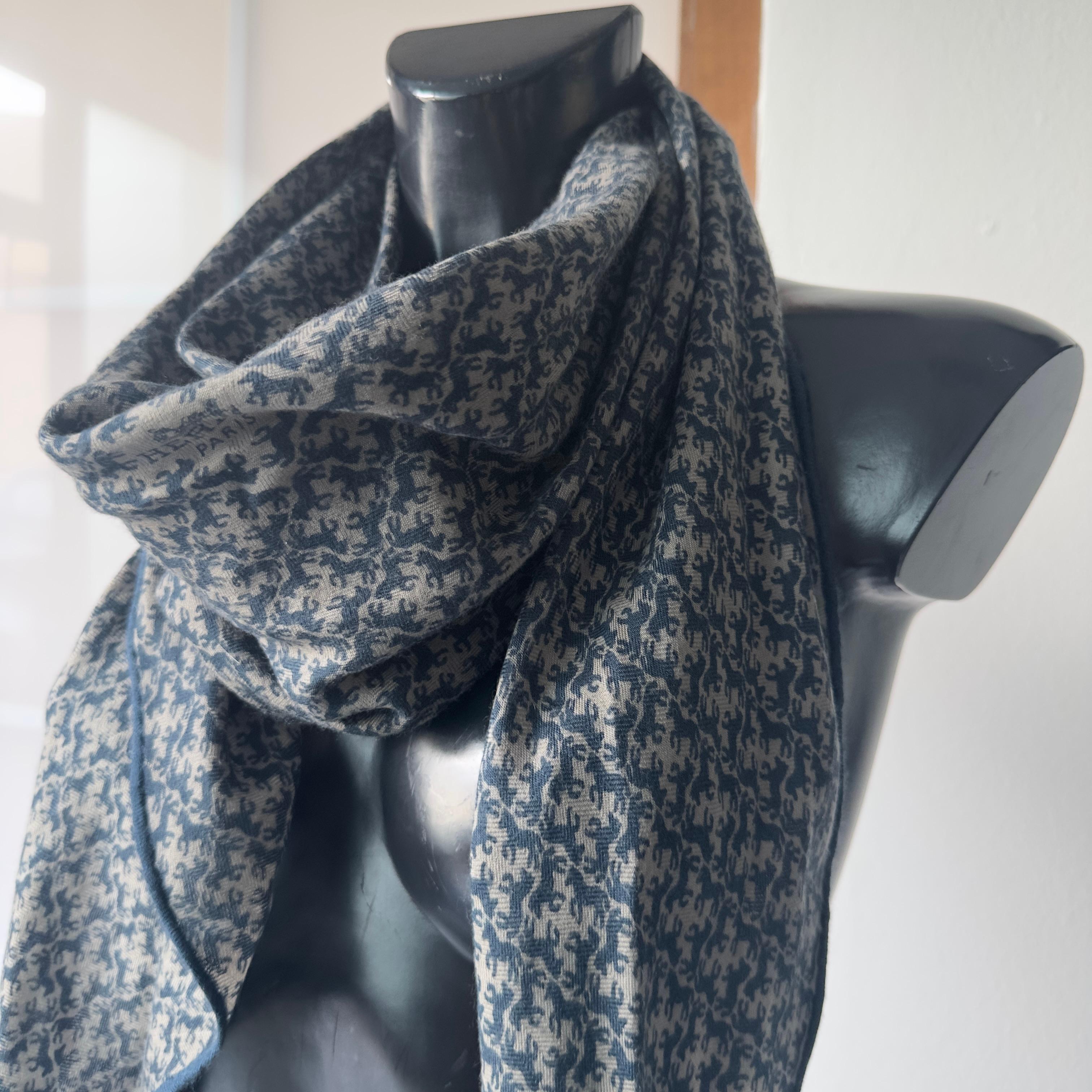 Hermès Sciarpa Vintage in Cashmere e Seta con Stampa Cavalli – Made in France For Sale 2