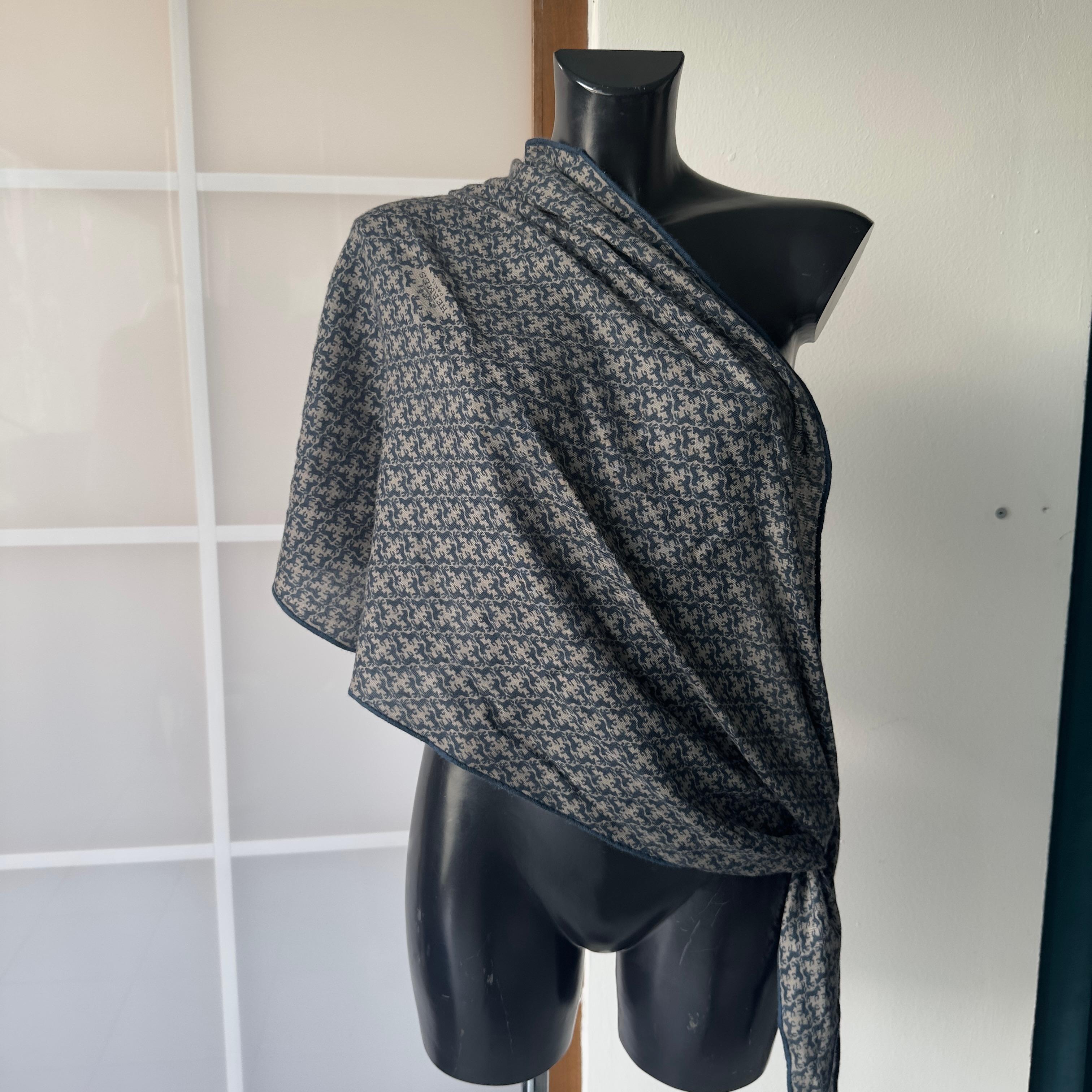 Hermès Sciarpa Vintage in Cashmere e Seta con Stampa Cavalli – Made in France For Sale 3