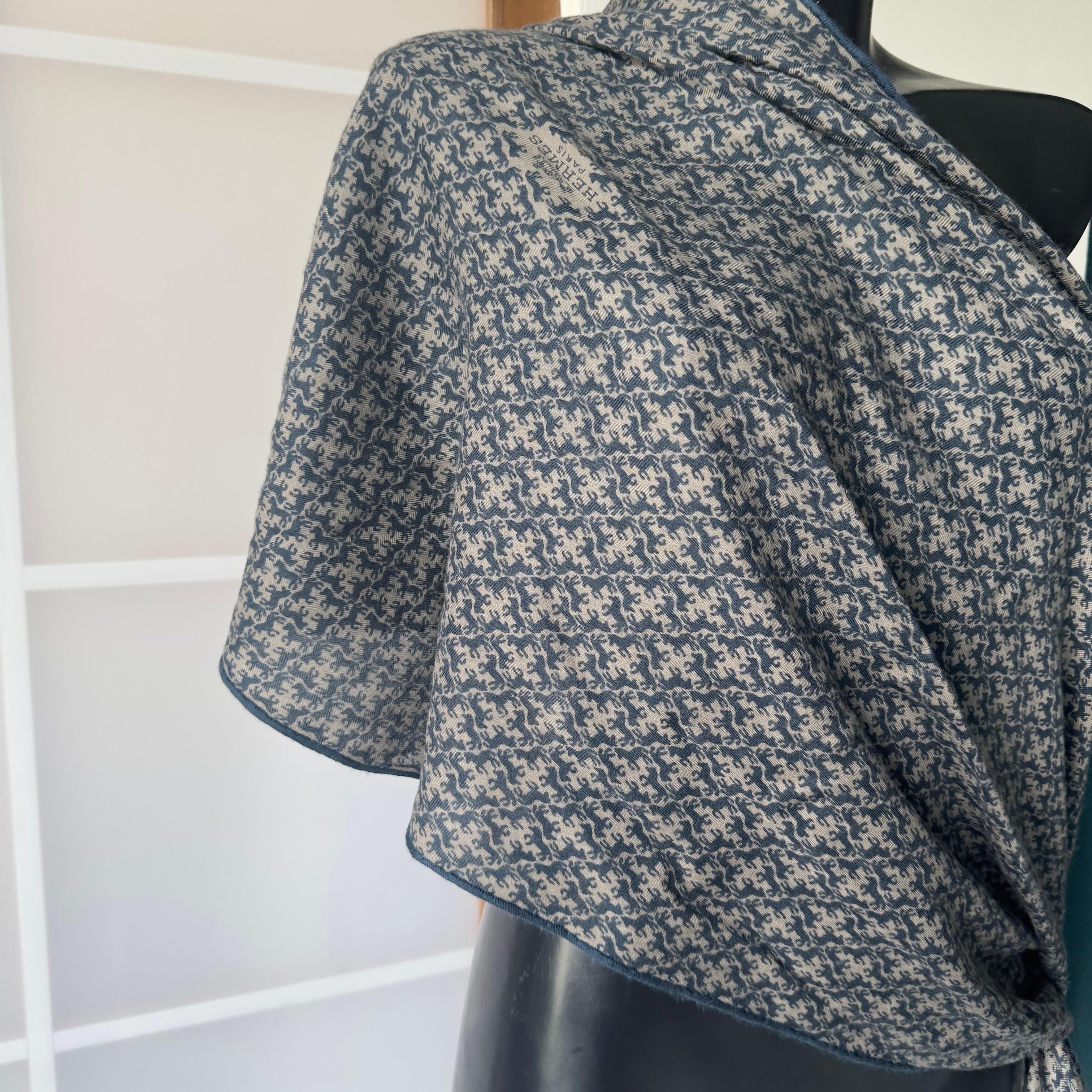 Hermès Sciarpa Vintage in Cashmere e Seta con Stampa Cavalli – Made in France For Sale 4