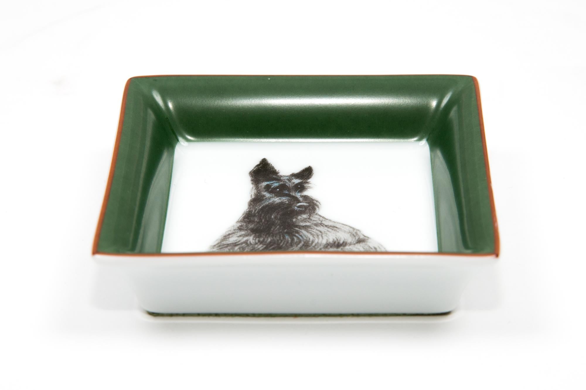 Hermès Scottish Terrier Dog Porzellan dekorative Organizer mit einer quadratischen Form, grün kontrastierenden trimmen, ein Hermes Signatur. 
in seinem Originalkarton geliefert.
CIRCA 2000er Jahre 
In gutem Vintage-Zustand. 
3,1 Zoll (8 cm) X 3,1
