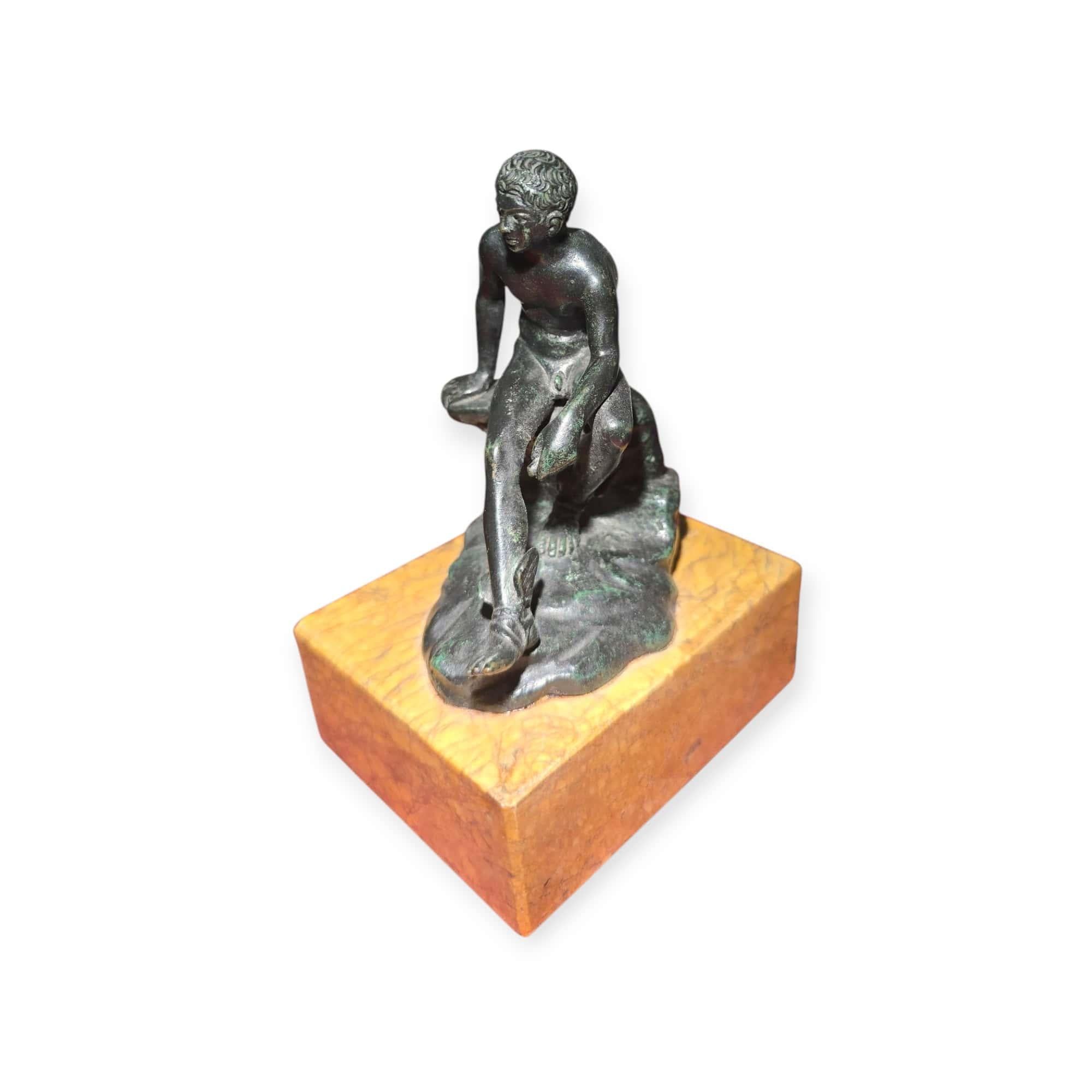 Hermes seduto - Bronzo patinato, Grand Tour, fine del XIX secolo

Elegante scultura in bronzo patinato di Hermes seduto, ispirata all'originale trovato nella Villa dei Papiri di Ercolano nel 1758. Questo pezzo è un ottimo esempio di arte del Grand