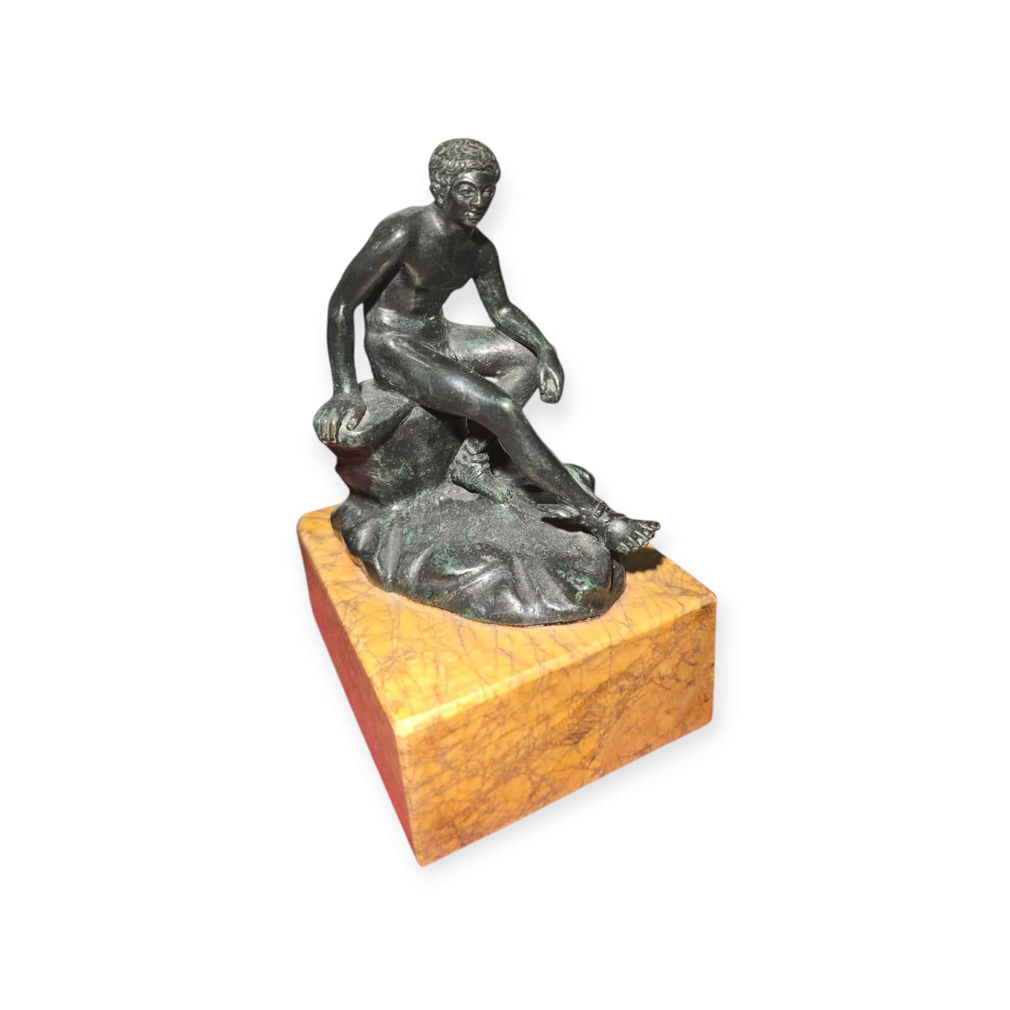 Hermes seduto - Bronzo patinato, Grand Tour, fine del XIX secolo in vendita 3