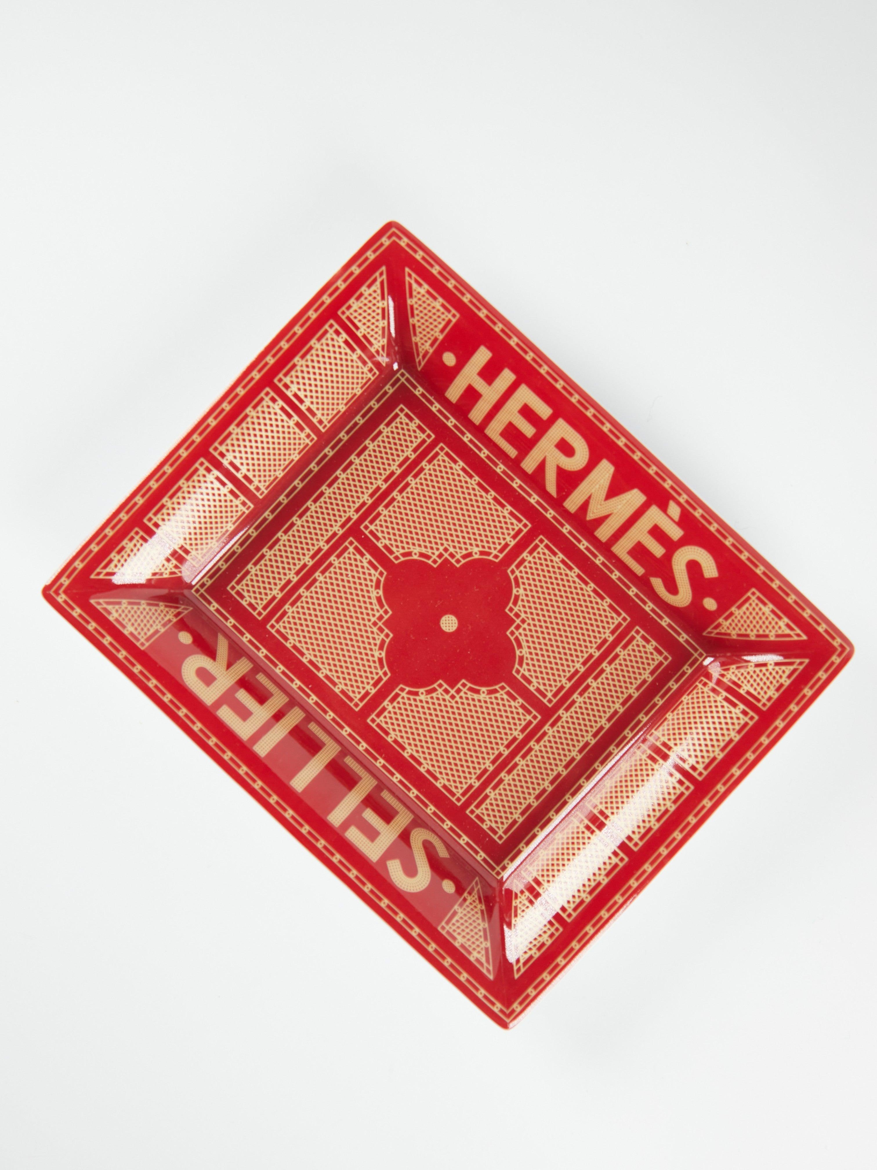 Hermès change tray in porcelain with velvet goatskin base

Rouge

Decorated using chromolithography

Made in France

Dimensions: L 16 x W 20 cm