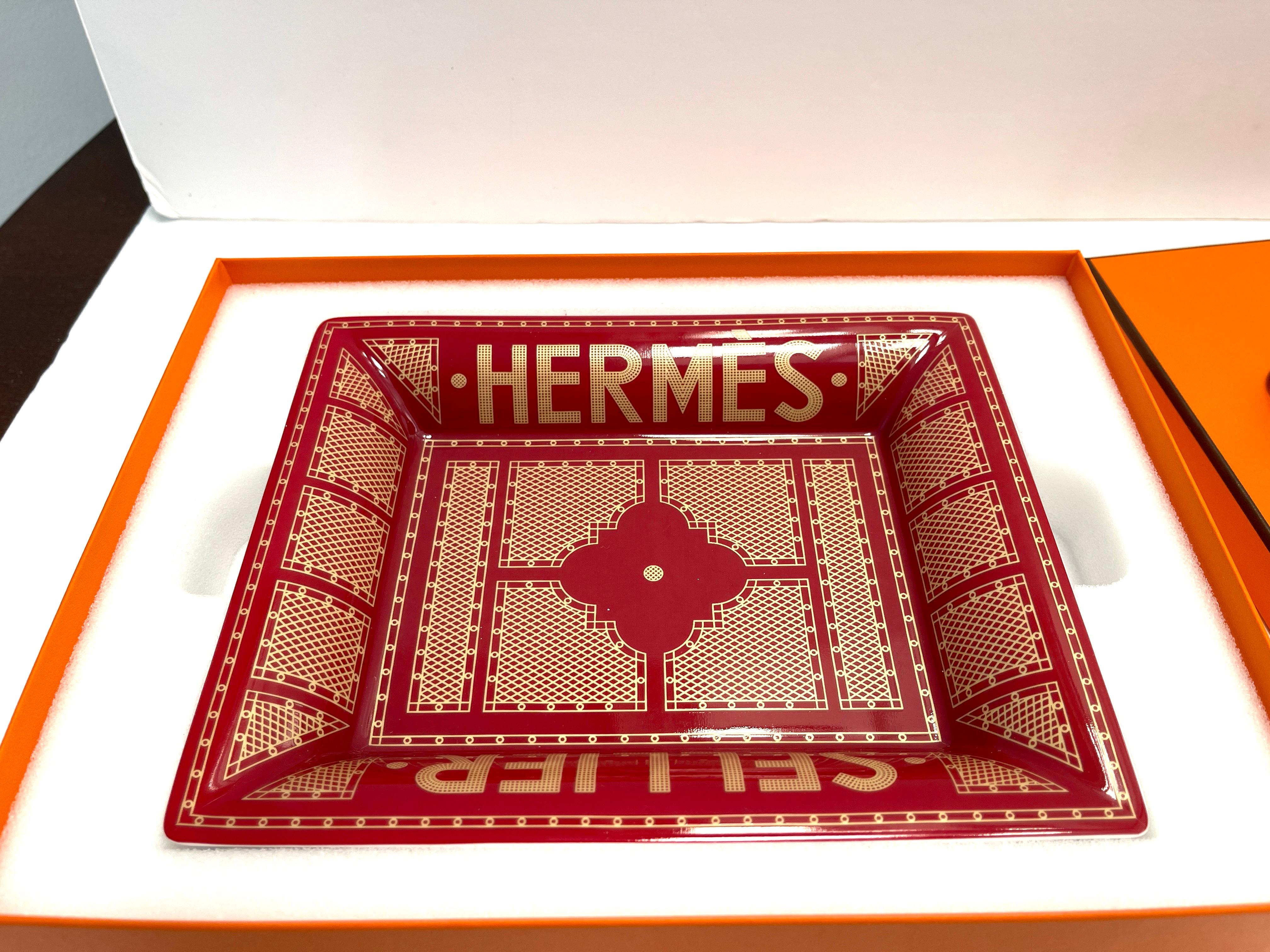 Brand new Hermes Porcelain Tray
Hermes Sellier Change Tray
Rouge Or
Red and GoldChange tray in porcelain with velvet goatskin base
Decorated using chromolithography

Made in France

Measures 6.3