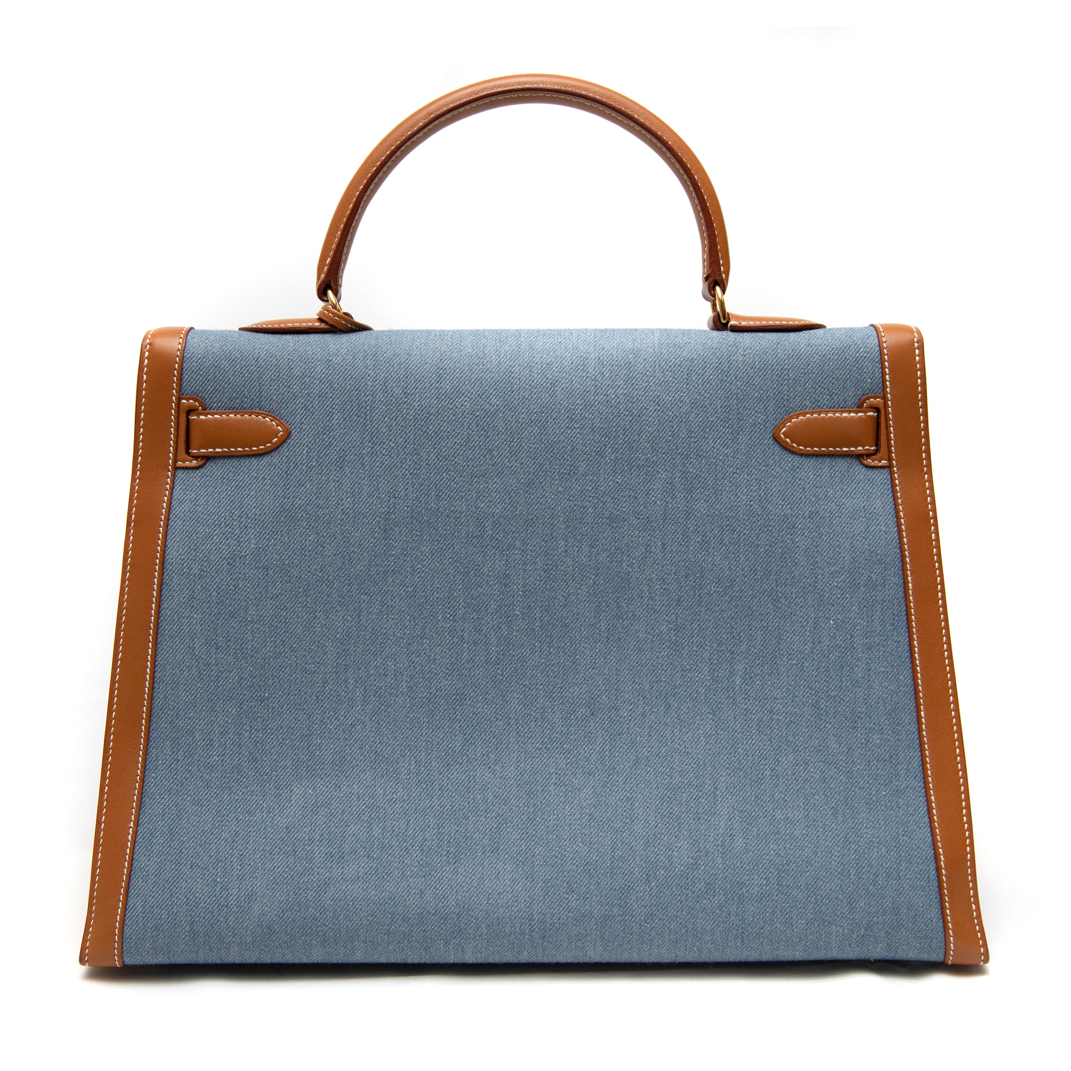 A unique blend of casual elegance, this Hermès Sellier Kelly 35CM is crafted from denim fabric, offering a modern twist on the classic Kelly silhouette. Paired with luxurious gold hardware, the bag embodies both timeless sophistication and everyday