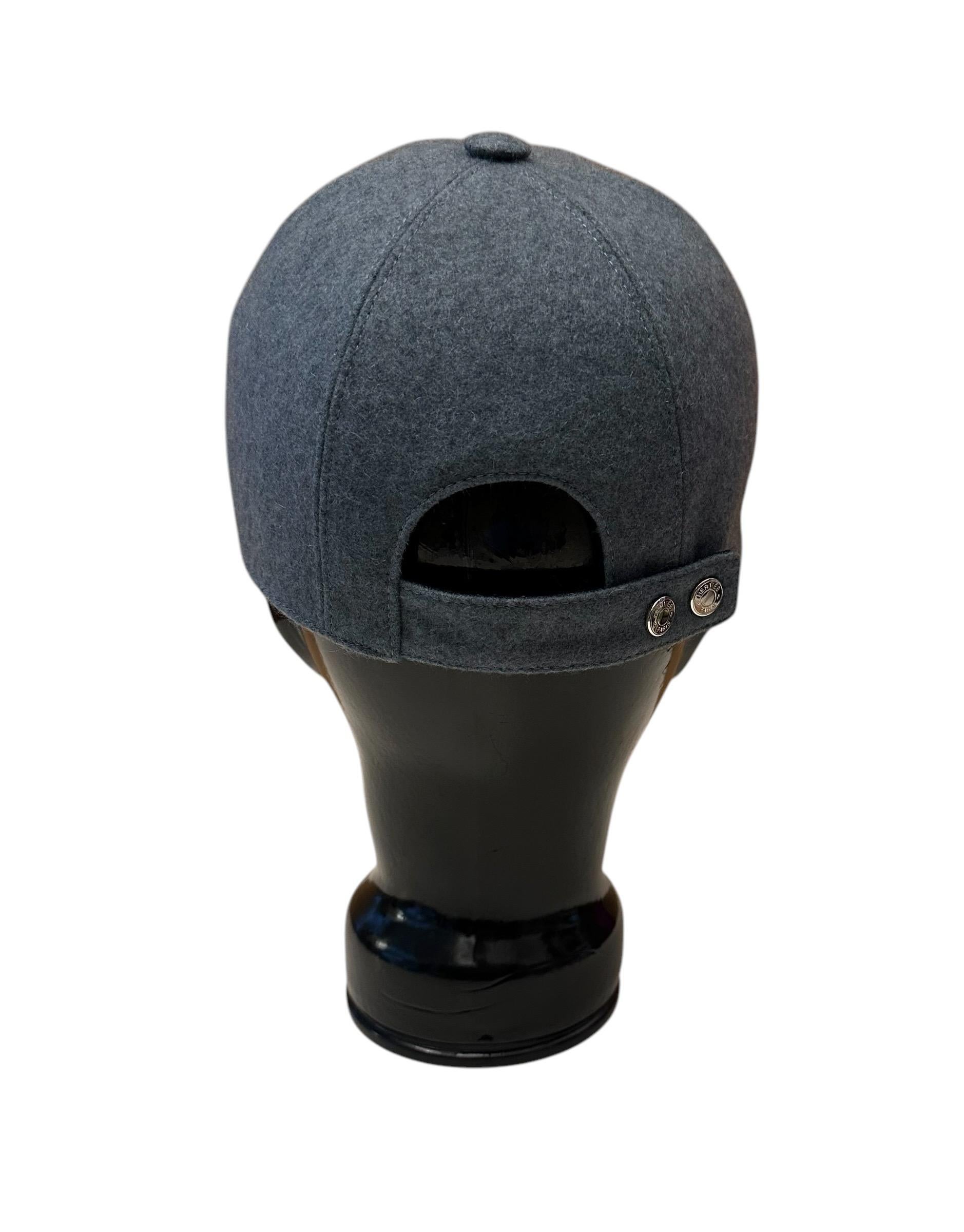 Women's or Men's Hermès Serena Eperon d'Or Blue Grey Cashmere Cap For Sale
