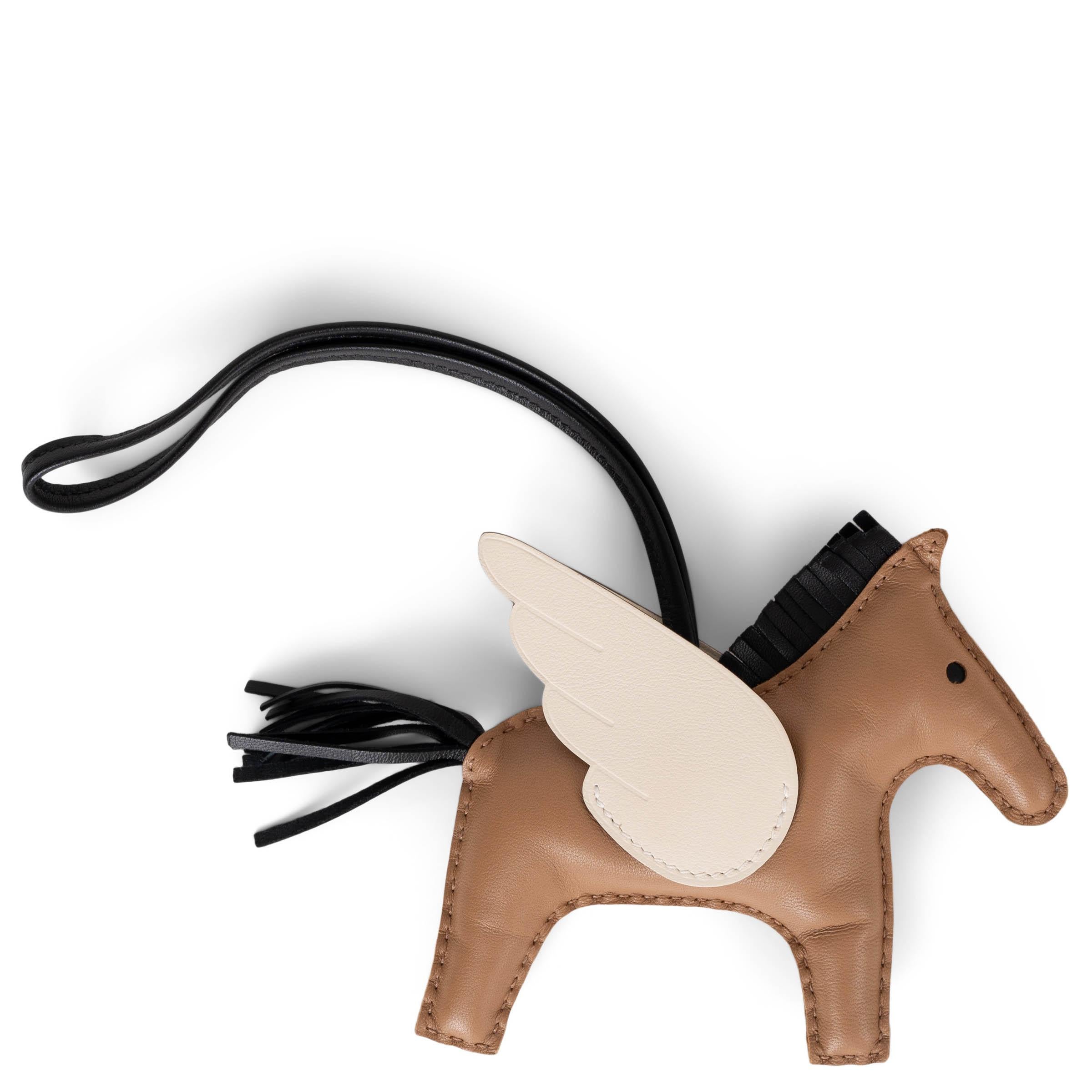 Questo charm per borsa Hermès Rodeo Pegase MM, autentico al 100%, è realizzato in morbida pelle di agnello Milo nei colori Sesamo, Nata e Noir. Un tocco giocoso dell'iconico charme Rodeo, questa versione Pegase presenta ali e coda stravaganti per