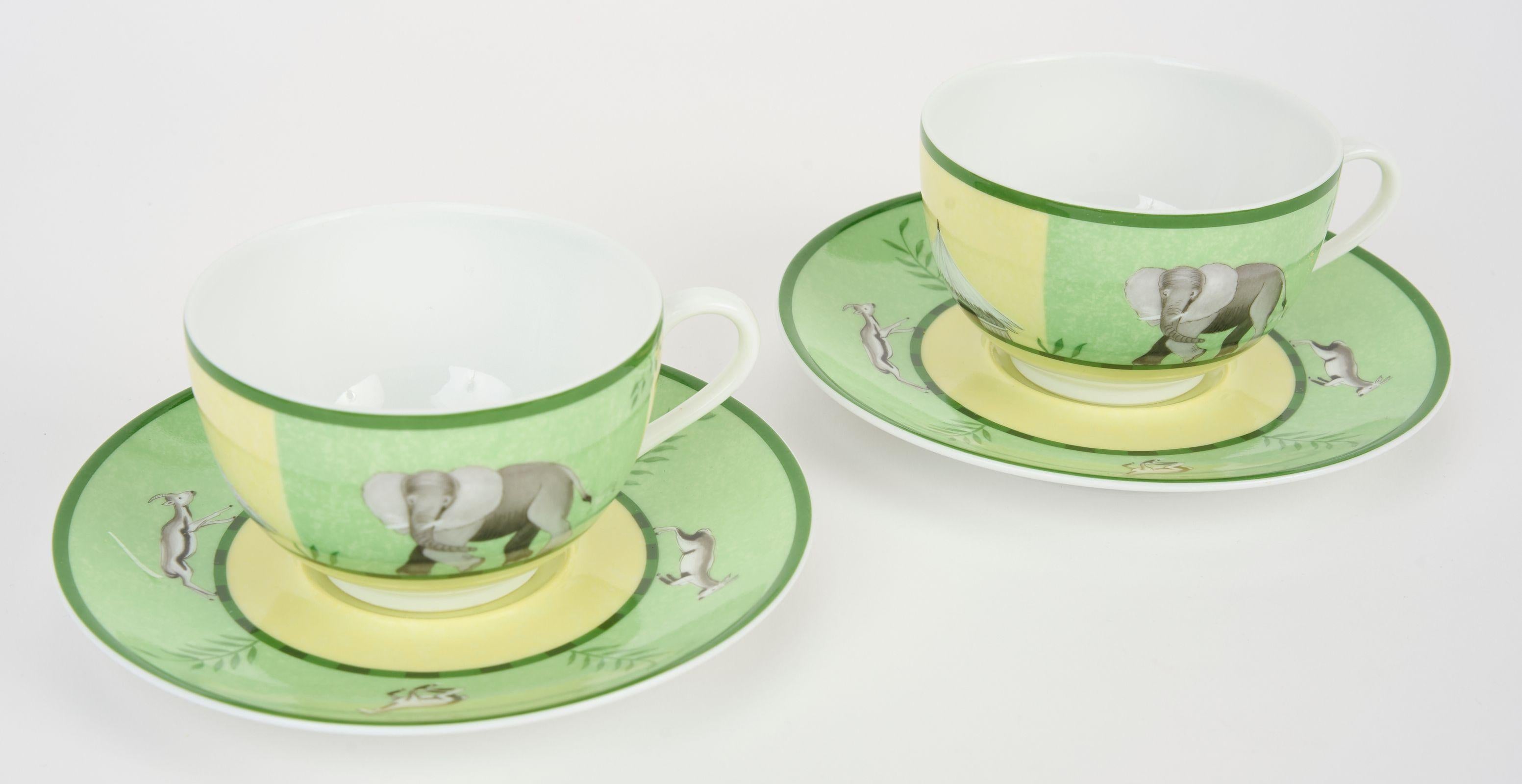Tazza da tè Hermès Africa Piattino combinazione di colori verde e giallo. Set di 2 pezzi con scatola originale.

Dimensioni (circa):
Tazza: diametro: 3,4 x altezza 2,2 pollici
( 8.7 x 5.6 cm)
Piattino: diametro: 5,7 x altezza 0,7 pollici
(14.4 x 1.8