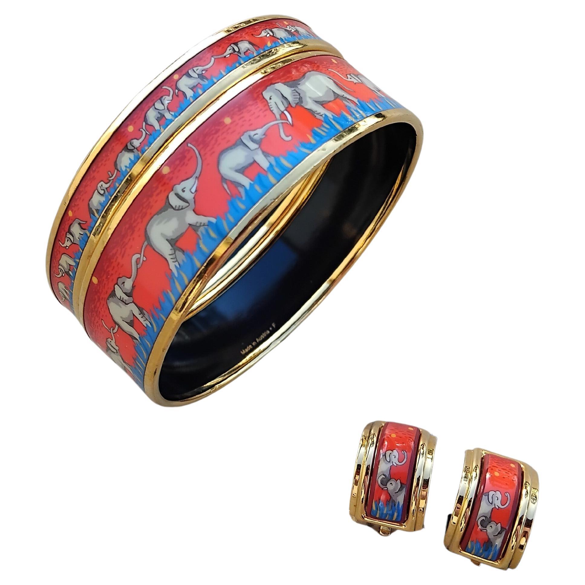 Excepcionales joyas auténticas Hermès

Juego a juego de 2 pulseras y 2 pendientes

Casi imposible encontrar un juego tan antiguo con los mismos colores, el mismo acabado metálico y en tan buen estado

Pendientes de clip, aptos para orejas perforadas