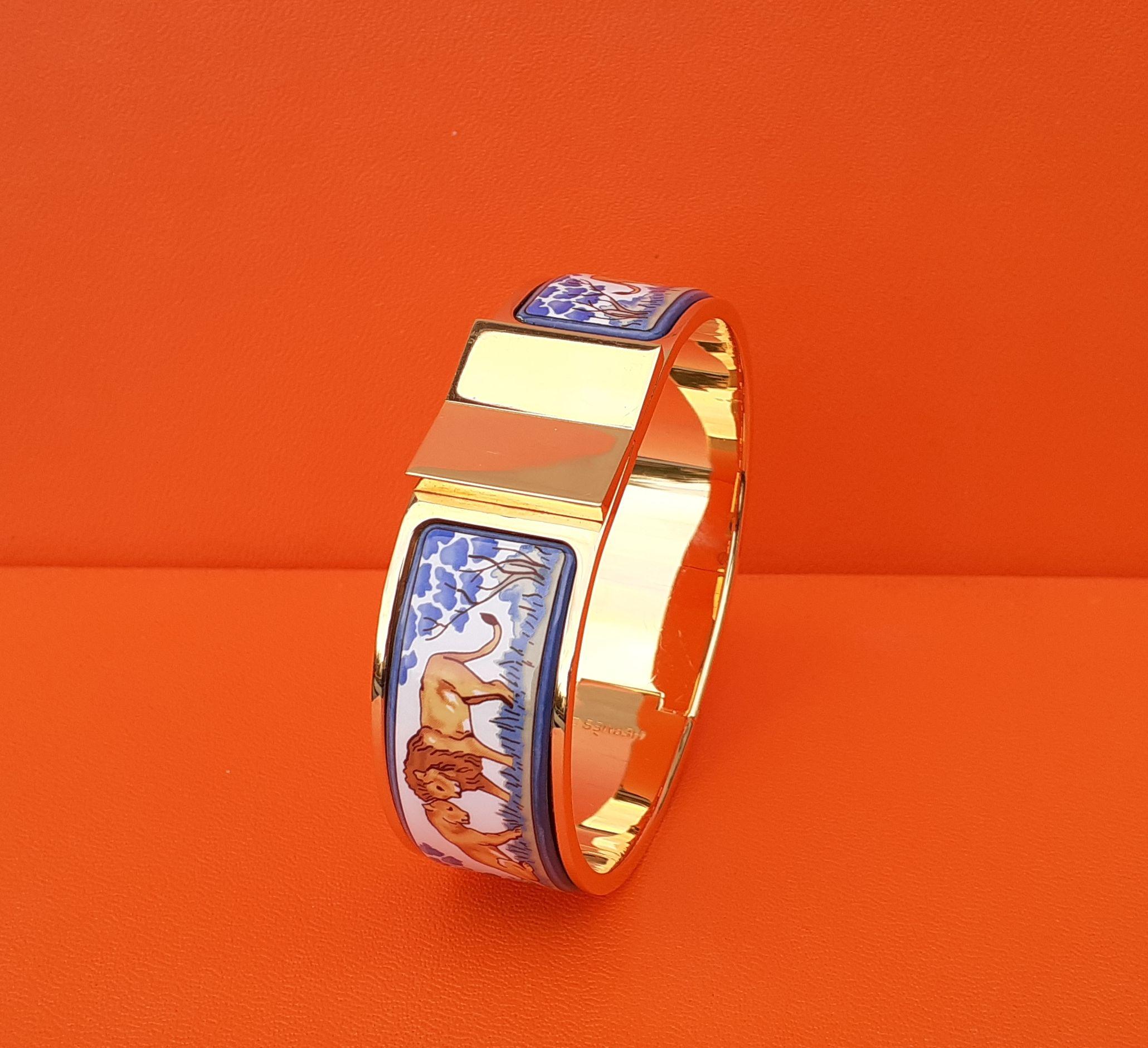 Wunderschönes und seltenes authentisches Hermès Set aus Armband und passenden Ohrringen

Muster: Löwen und Löwinnen in Savannah

Armband ist eine 