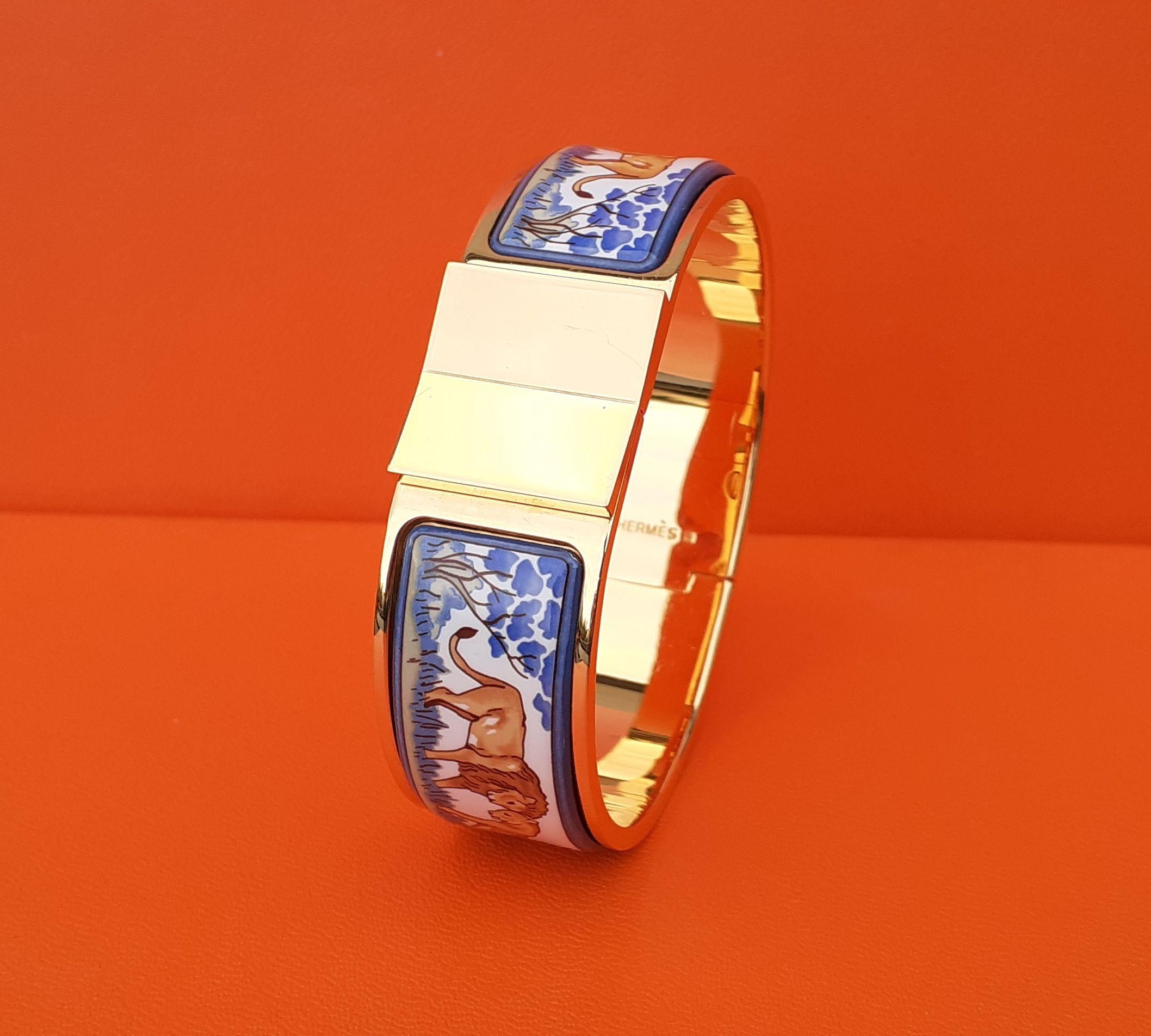 Hermès Set Clic Clac Armband und passende Ohrringe Löwen und Löwinnen Bleu Ghw Damen im Angebot