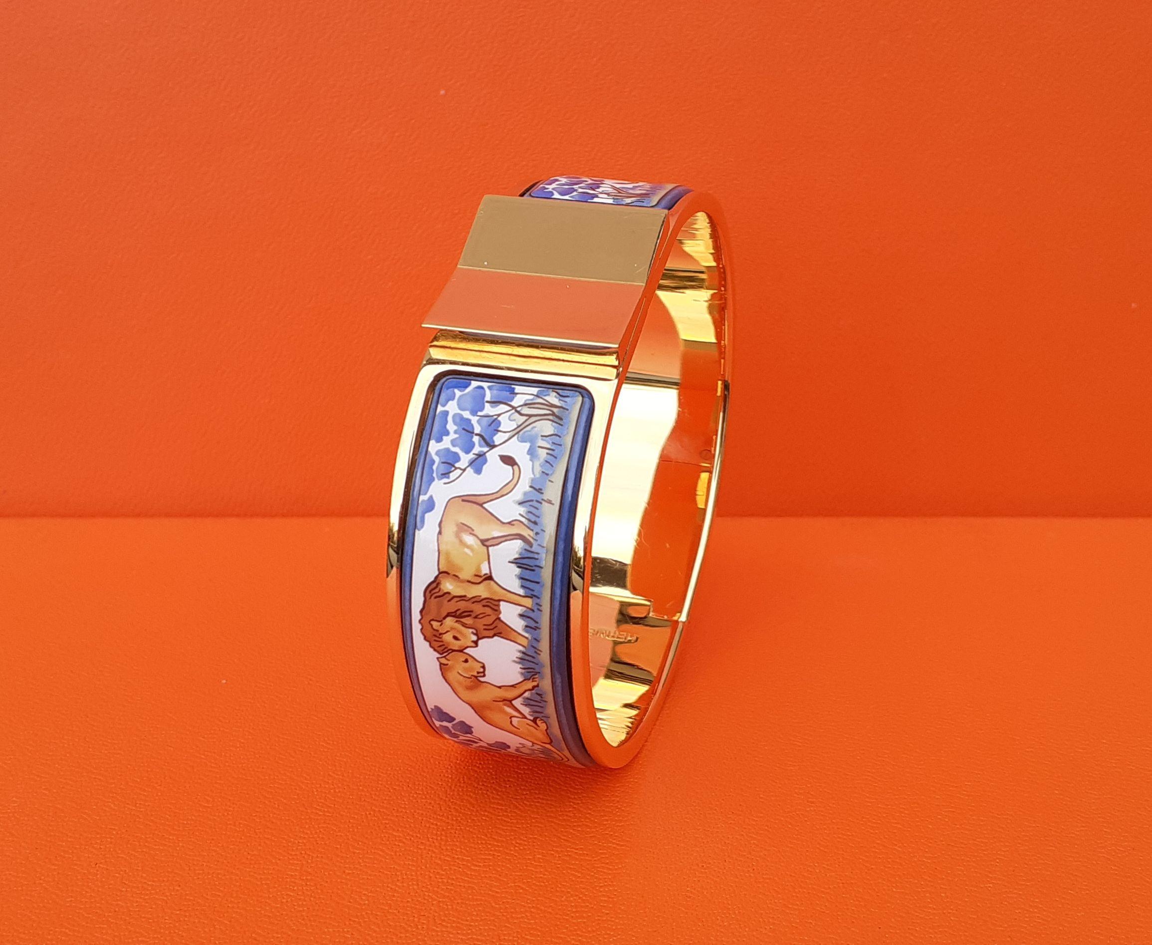 Hermès Set Clic Clac Armband und passende Ohrringe Löwen und Löwinnen Bleu Ghw im Angebot 1