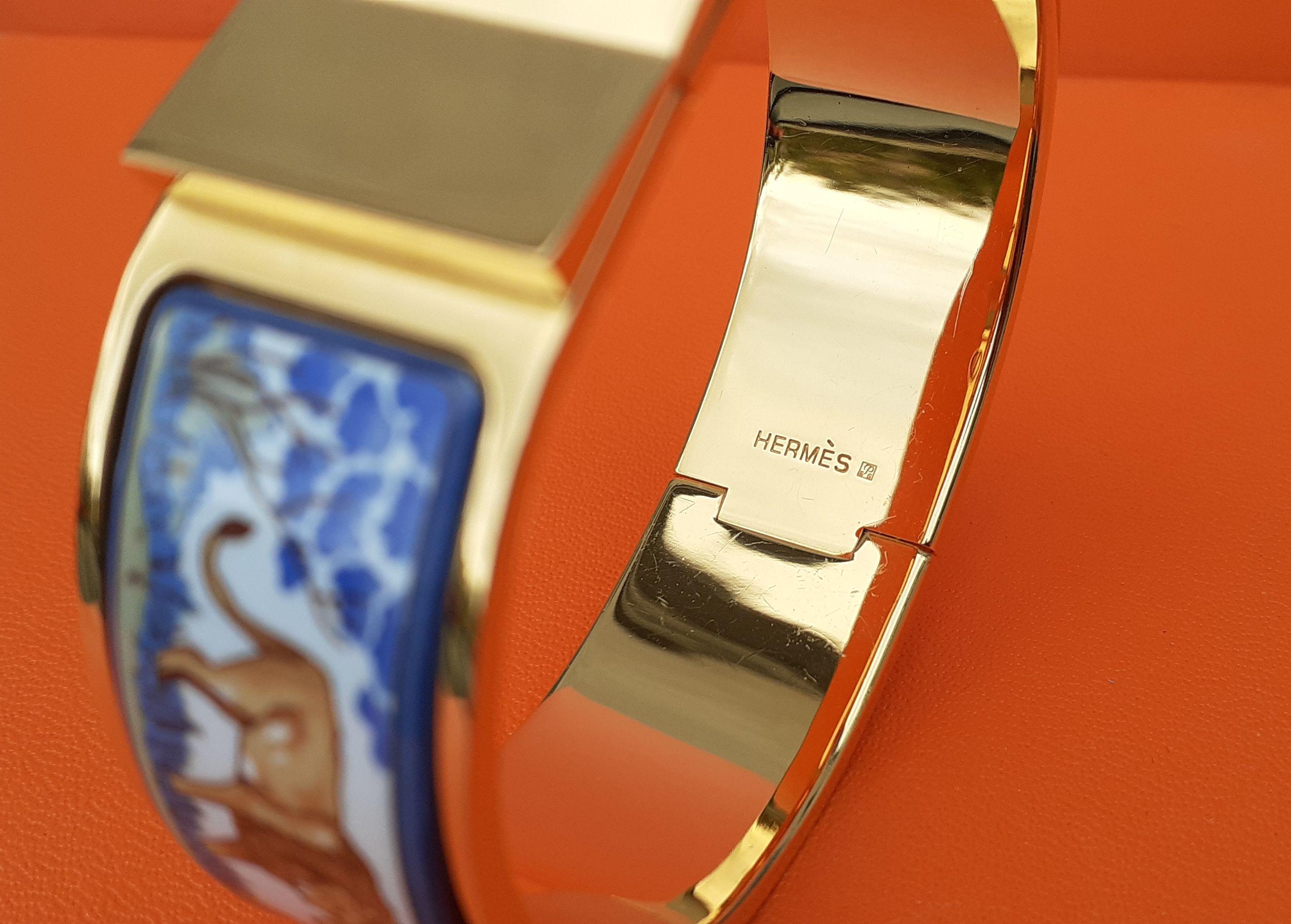 Hermès Set Clic Clac Armband und passende Ohrringe Löwen und Löwinnen Bleu Ghw im Angebot 2