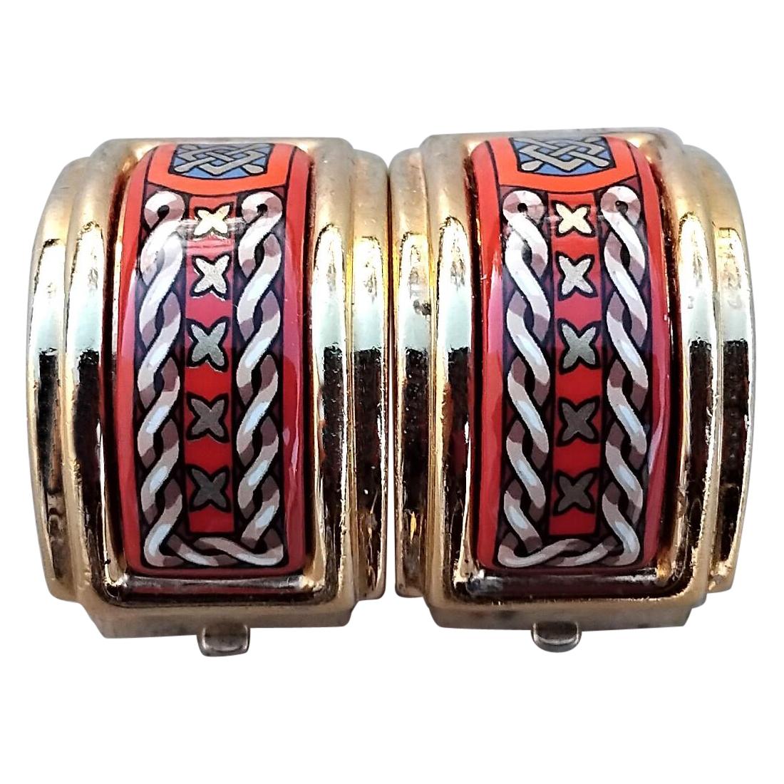 Precioso conjunto auténtico Hermès de 1 pulsera y 2 pendientes a juego

Ven de la huella de los perros galgos (lévriers)

Conjunto antiguo de 1997

Pendientes de clip, sirven tanto para orejas perforadas como no perforadas

De esmalte estampado y