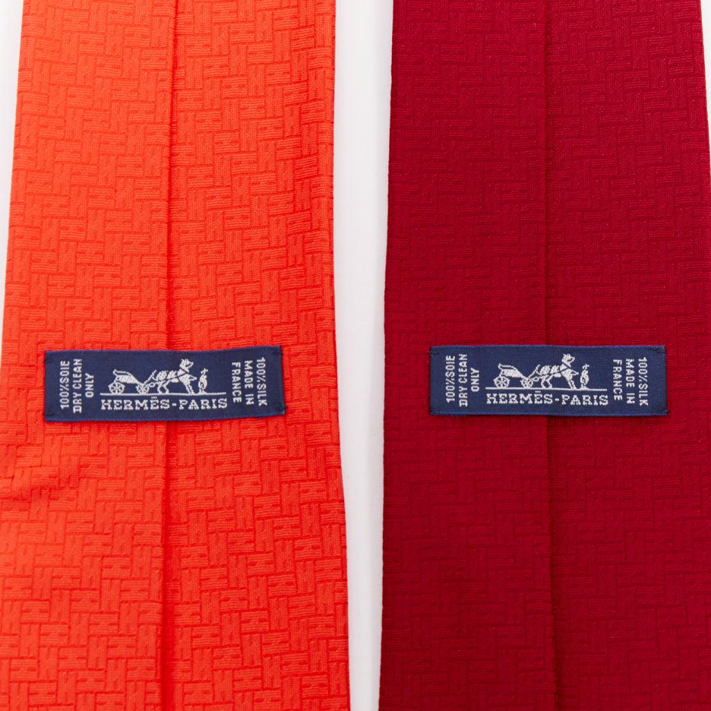 HERMES Set di 2 cravatte in 100% seta arancio rosso con logo H geometrico e jacquard
Riferimento: TGAS/F00055
Marchio: Hermes
Materiale: Seta
Colore: Rosso, Borgogna
Modello: Geometrico
Fodera: Seta rossa
Prodotto in: