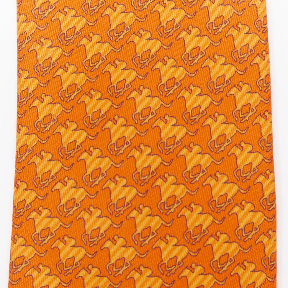 HERMES Set di 2 cravatte da abito in 100% seta rosa geometrica arancione con motivo cavallerizzo In condizioni ottime in vendita a Hong Kong, NT