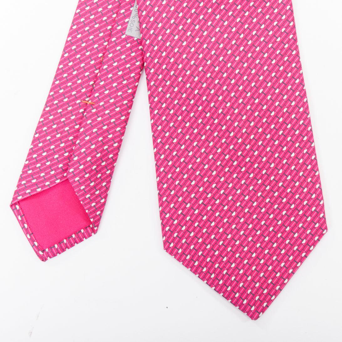 HERMES Set di 2 cravatte da abito in 100% seta rosa geometrica arancione con motivo cavallerizzo in vendita 1