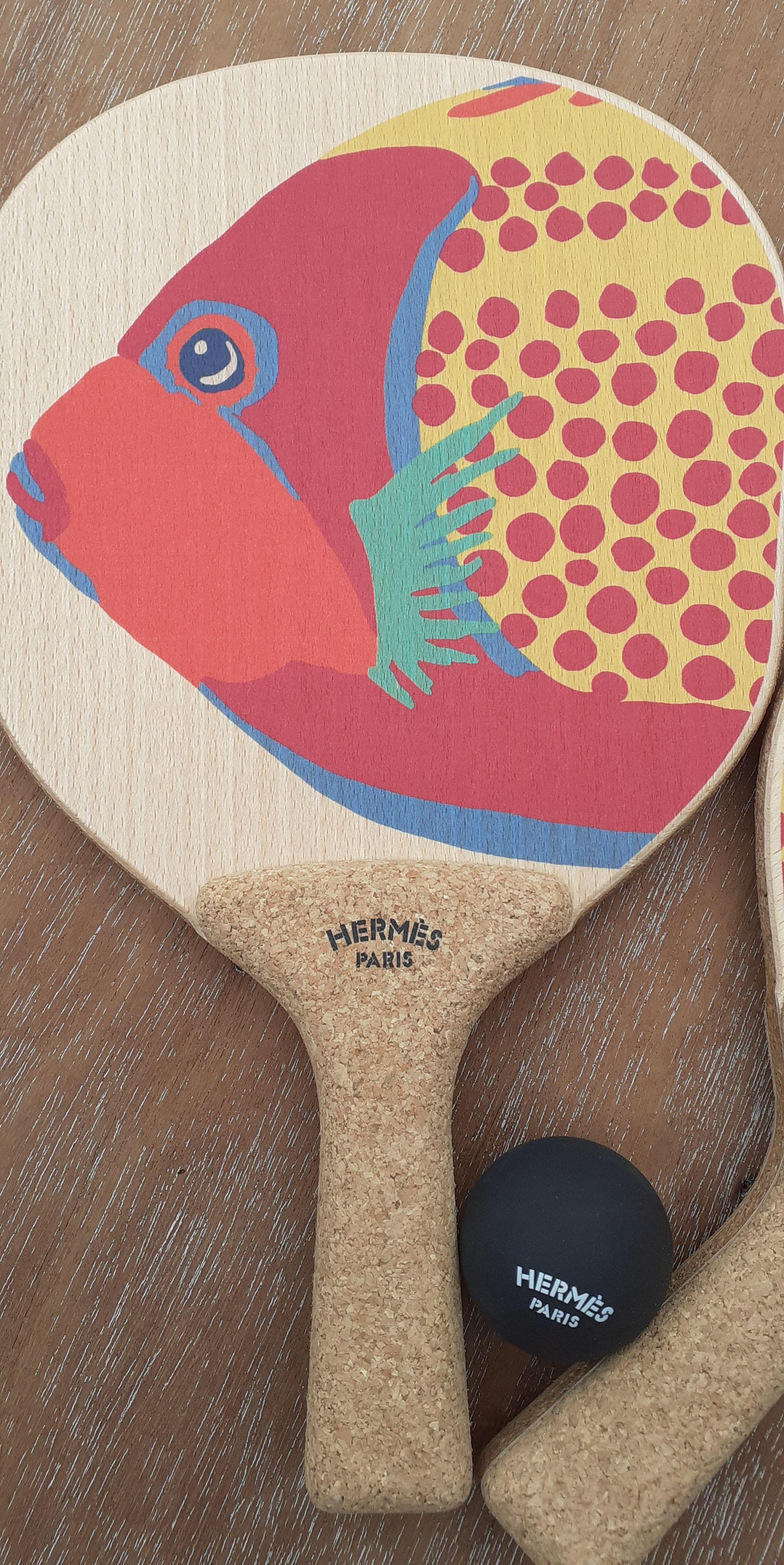 Cute Authentic Set of 2 Hermès Beach Rackets

The set includes 2 rackets, 1 screened printed rubber ball, dustbag and original box

Print: Under the Waves