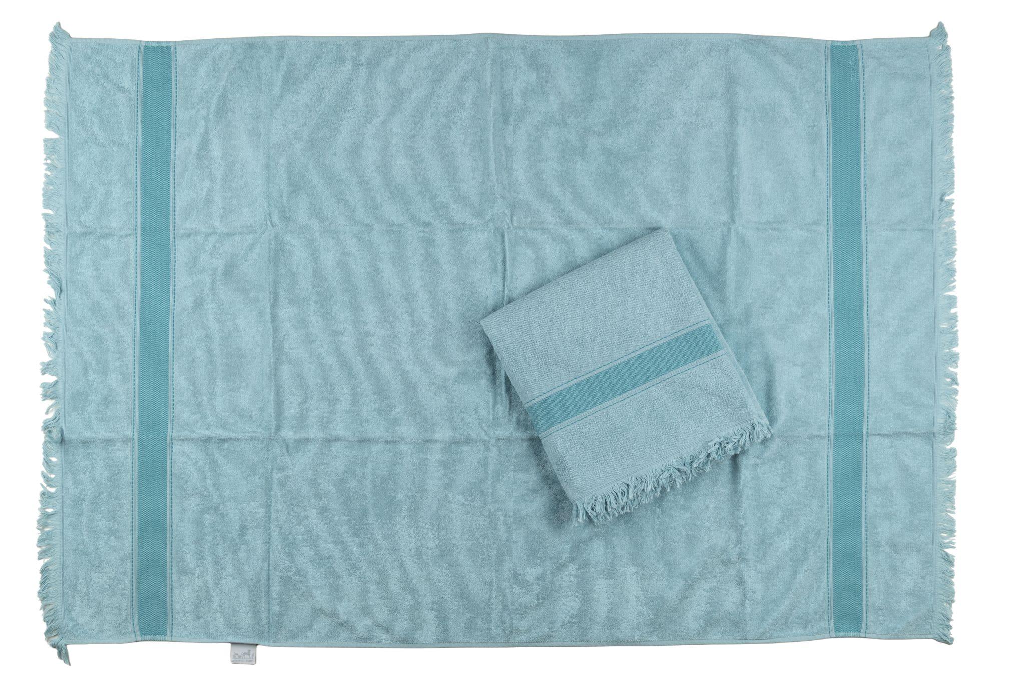 Questo set di Hermès è composto da due asciugamani da bagno coordinati in cotone blu chiaro del Belgio. Condizioni eccellenti.