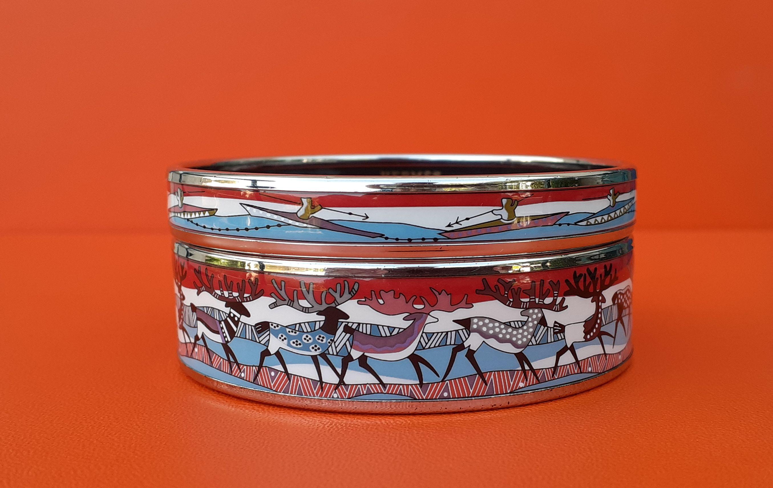 Rare Set of 2 Authentic Hermès Bracelets

Pattern: Reindeer and Boats

 From 