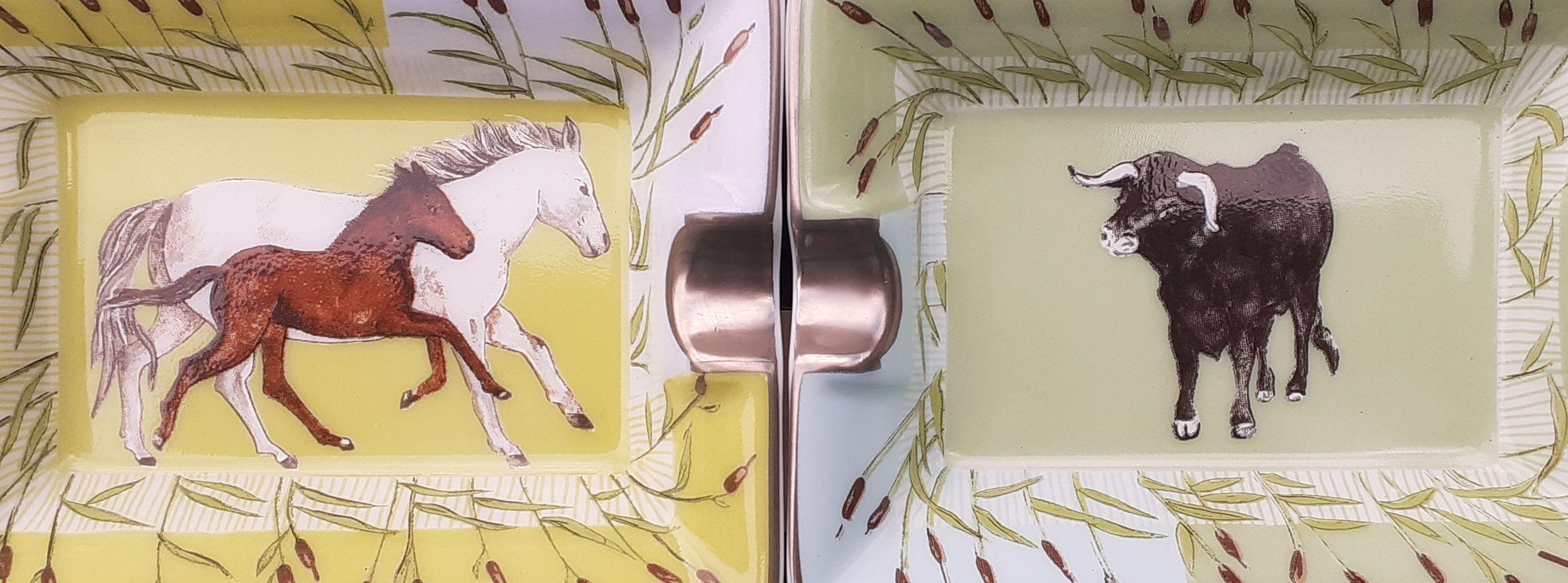 Rare set of 2 Hermès Mini Ashtrays 

Prints: Bull and Horses

Also called 