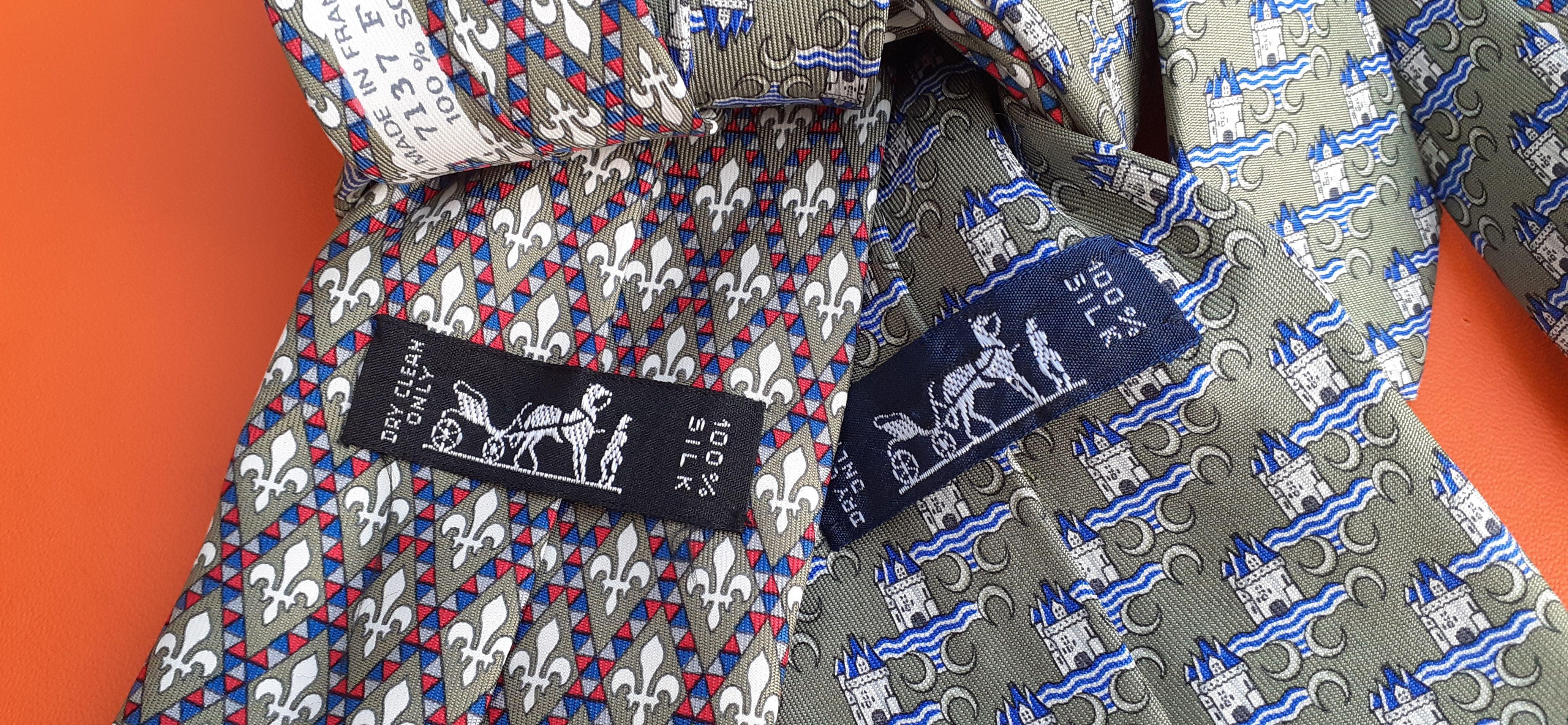 Hermès - Lot de 2 cravates en soie, imprimé château et fleur de lys en vente 5