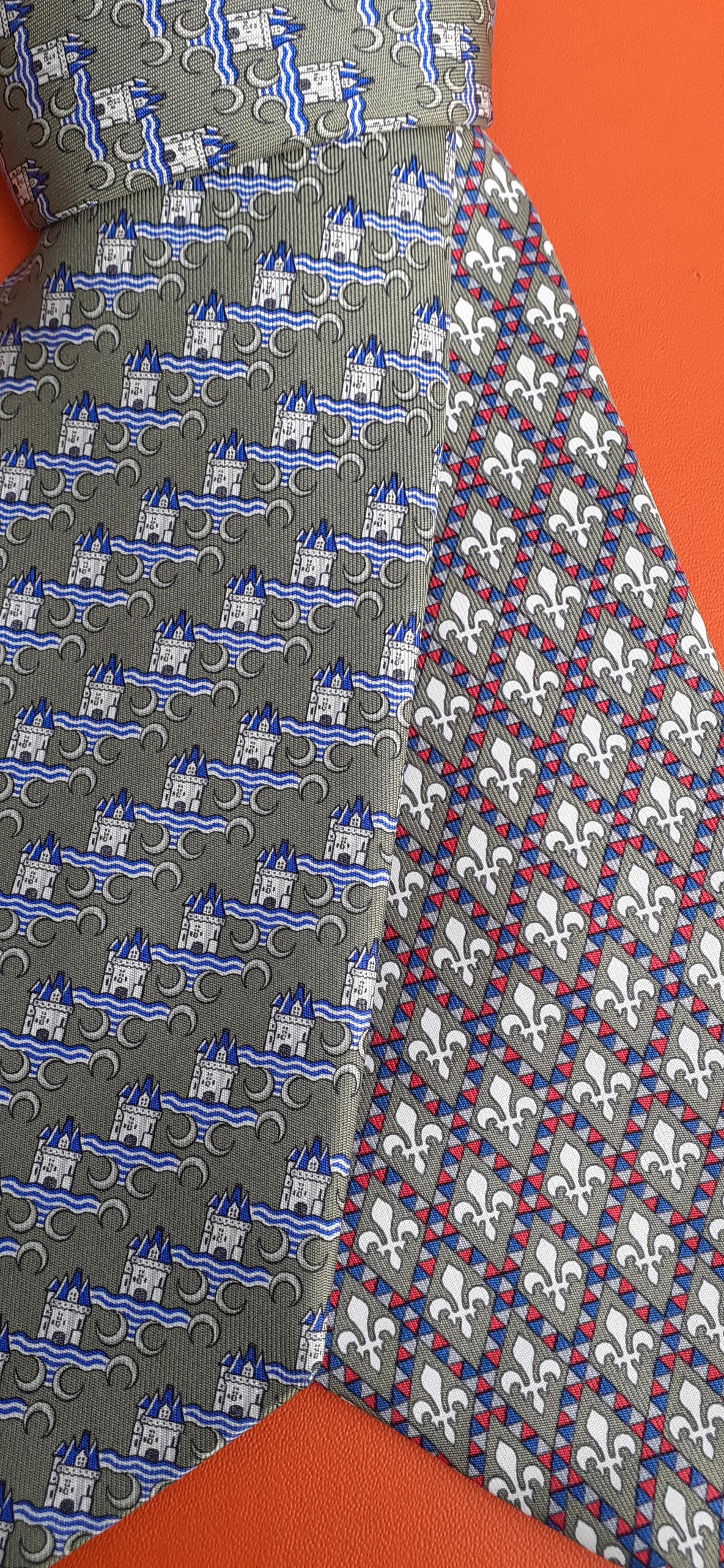 Set of 2 Beautiful and Rare Authentic Hermès Ties

Castle matches Fleur-de-lis, because the fleur-de-lys (in french) is the symbol of the coat of arms of royal France, at the time of the monarchy, kings and castles

Left one: Castles print in white