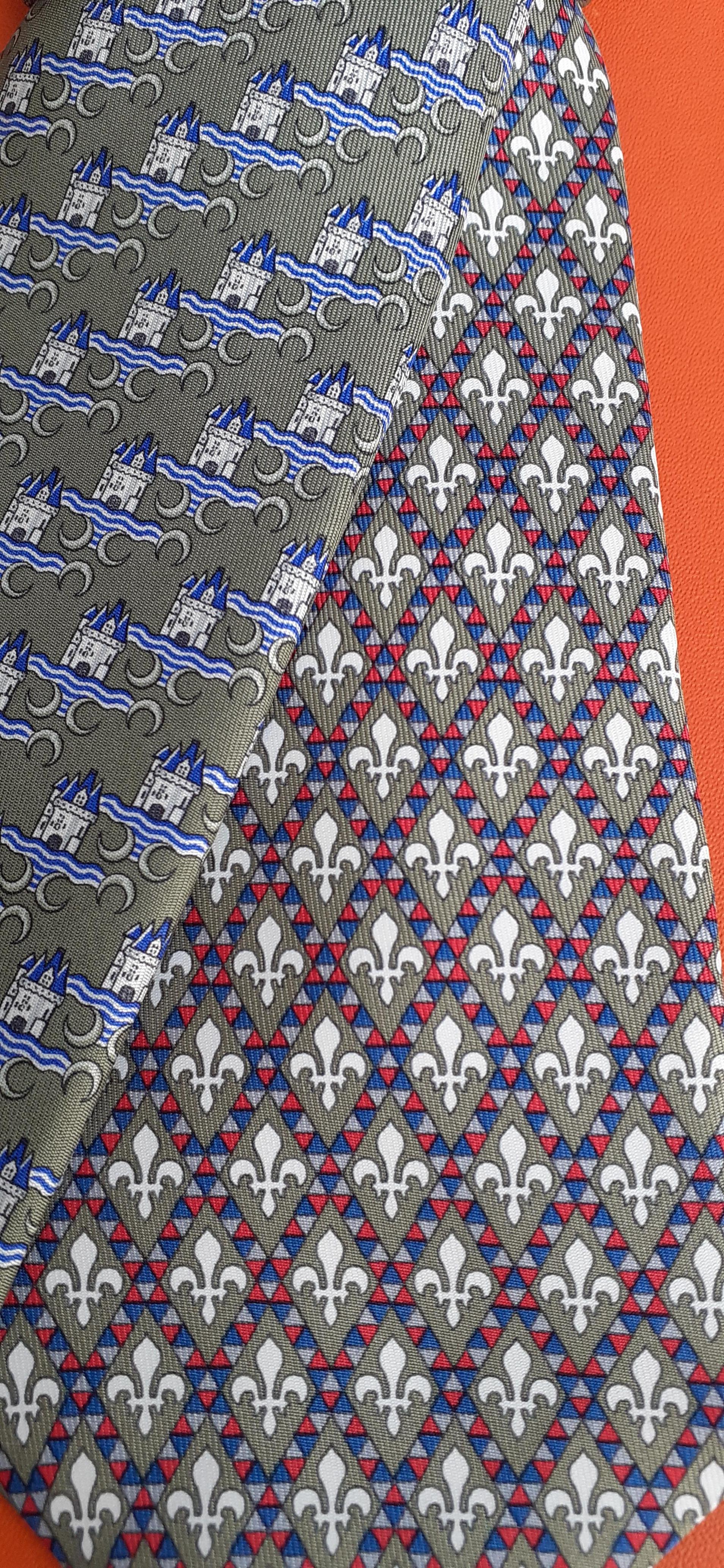 Gris Hermès - Lot de 2 cravates en soie, imprimé château et fleur de lys en vente