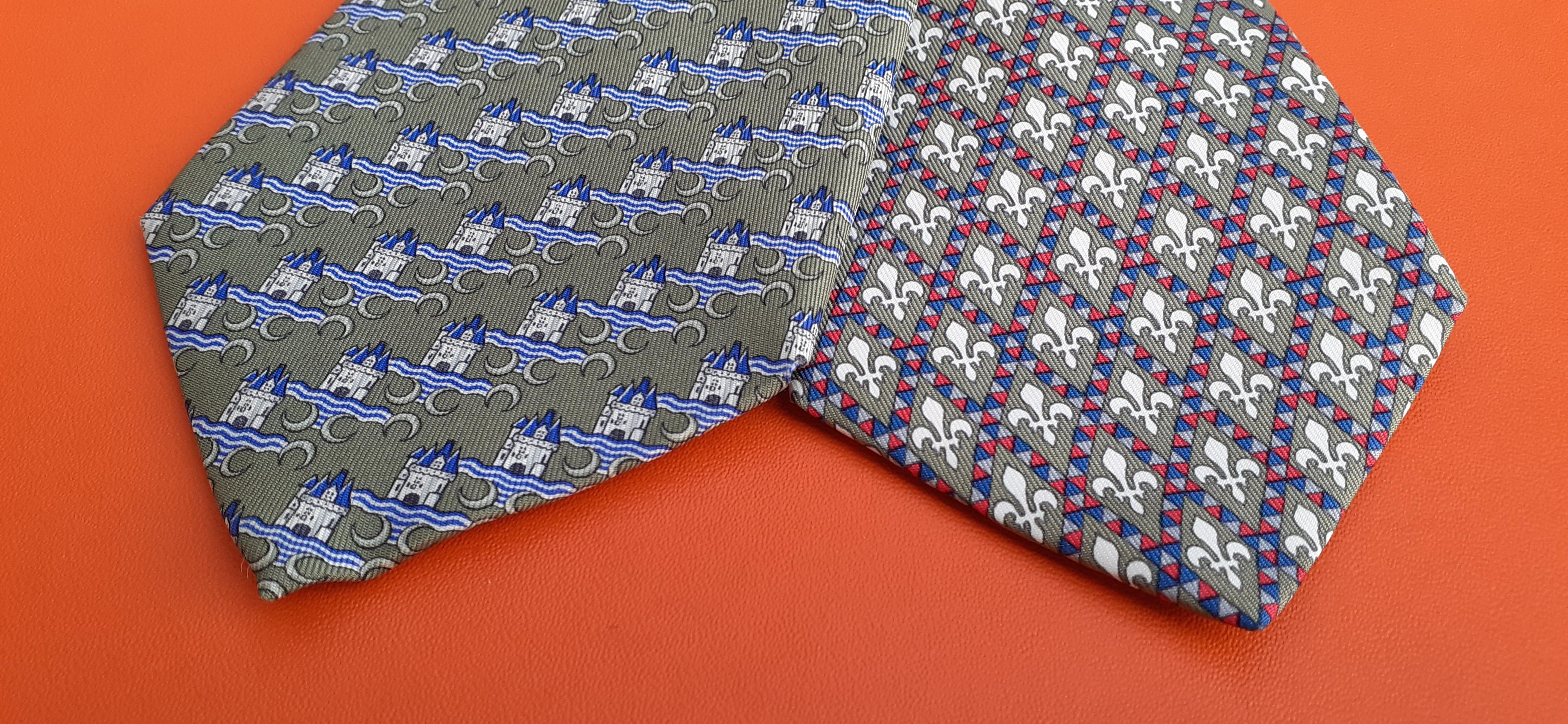 Hermès - Lot de 2 cravates en soie, imprimé château et fleur de lys Pour hommes en vente