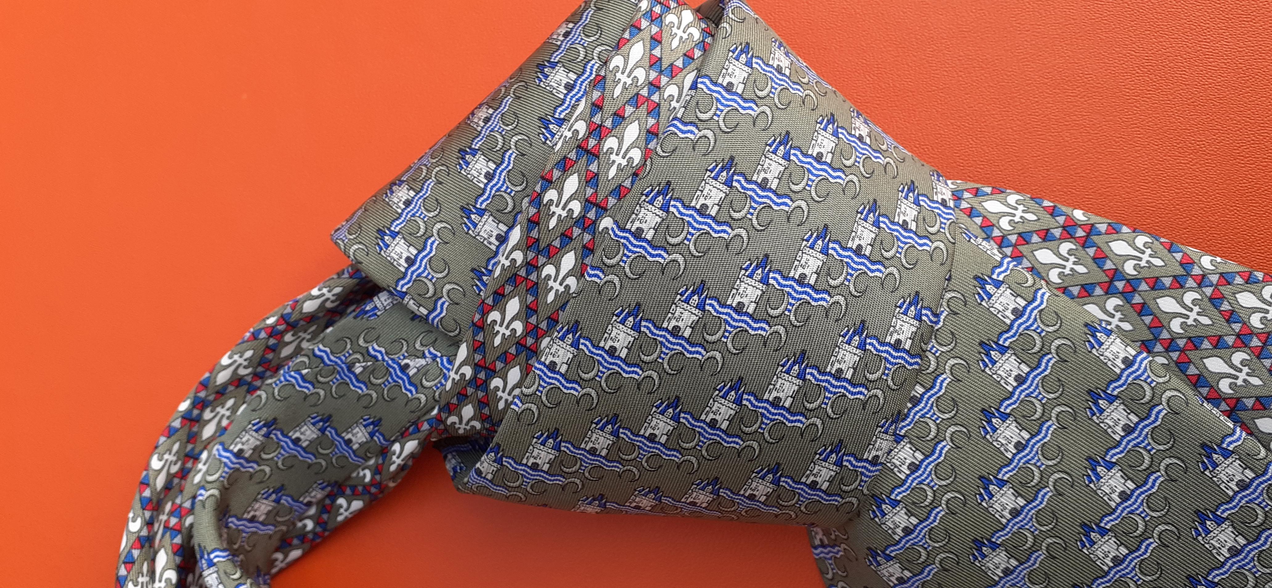 Hermès - Lot de 2 cravates en soie, imprimé château et fleur de lys en vente 1