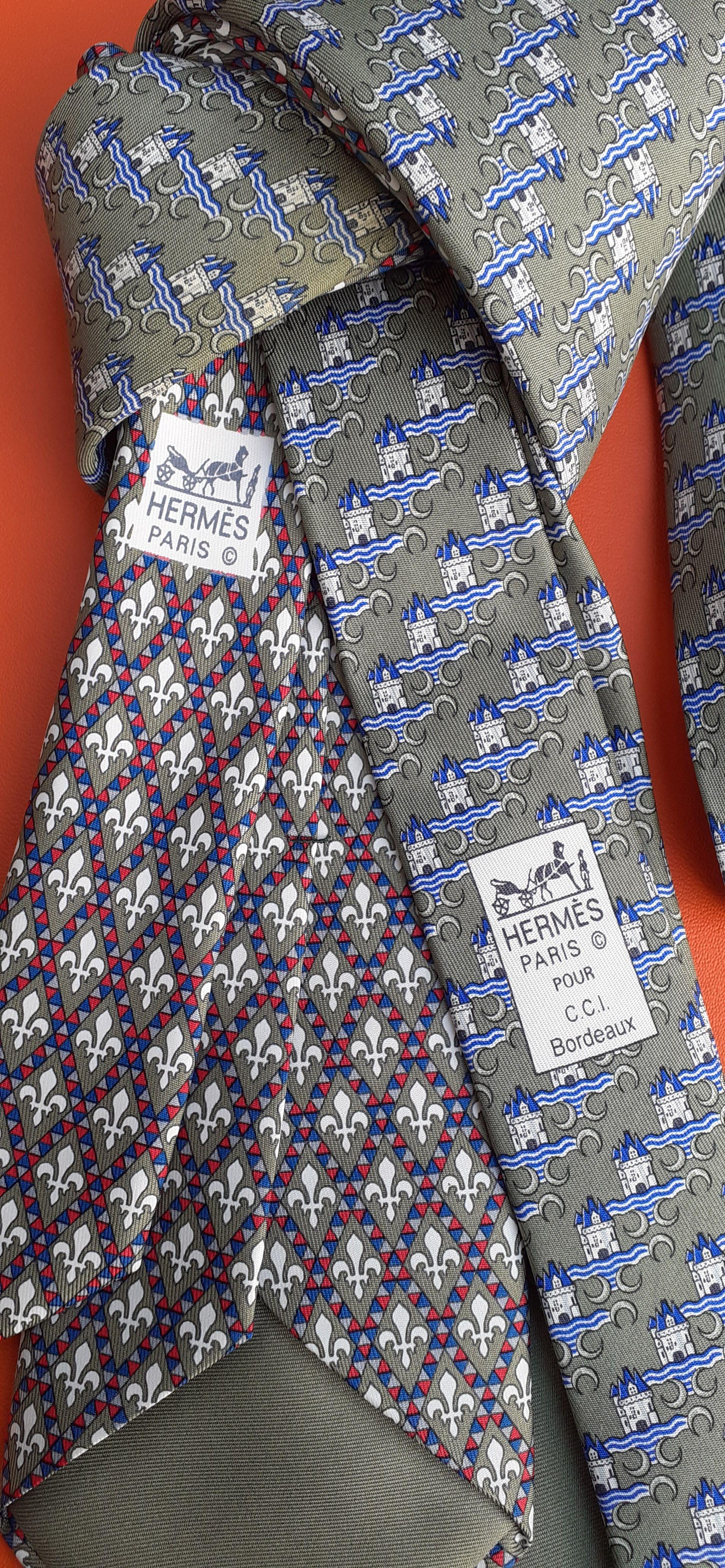 Hermès - Lot de 2 cravates en soie, imprimé château et fleur de lys en vente 2