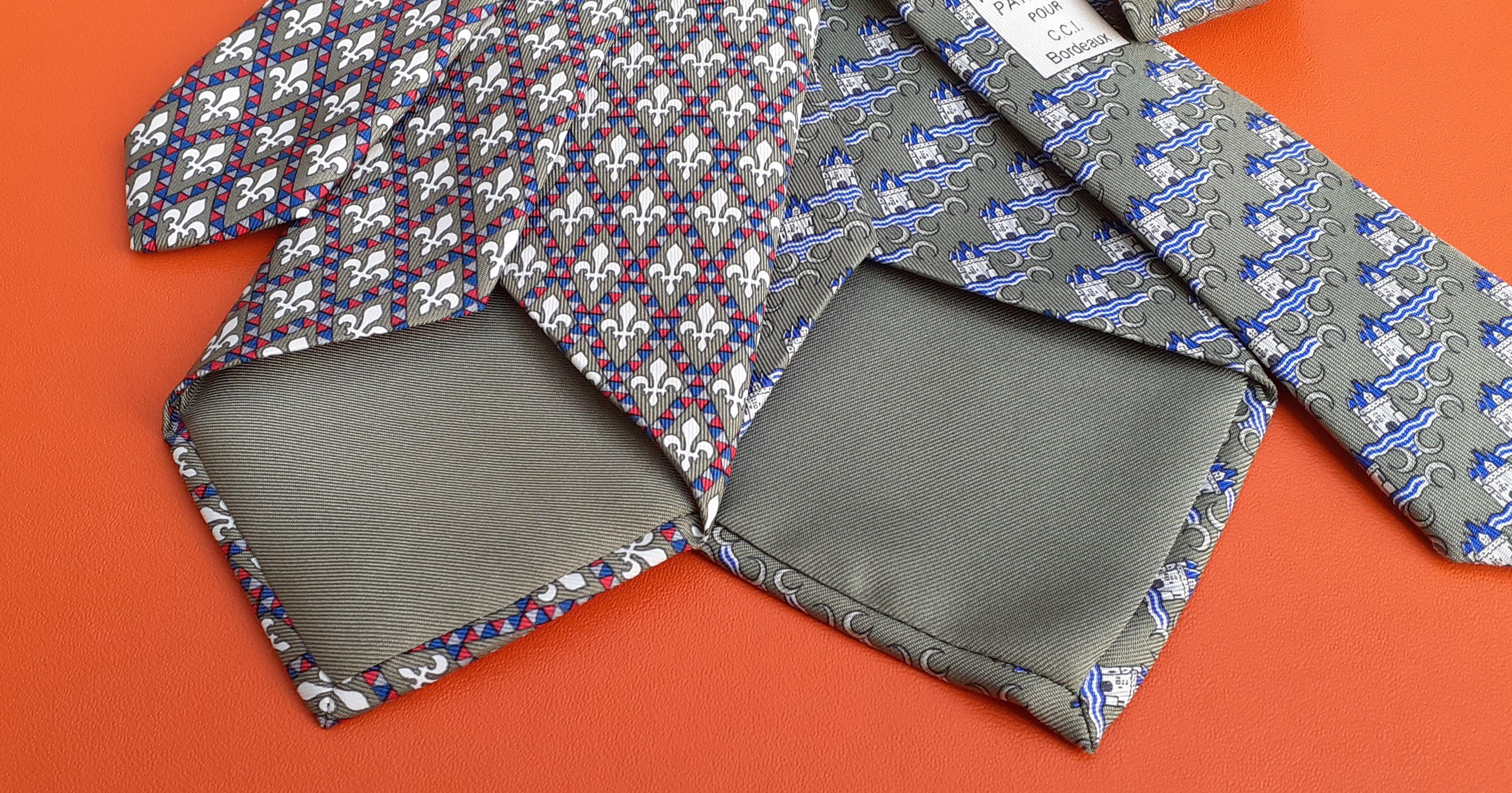 Hermès - Lot de 2 cravates en soie, imprimé château et fleur de lys en vente 3