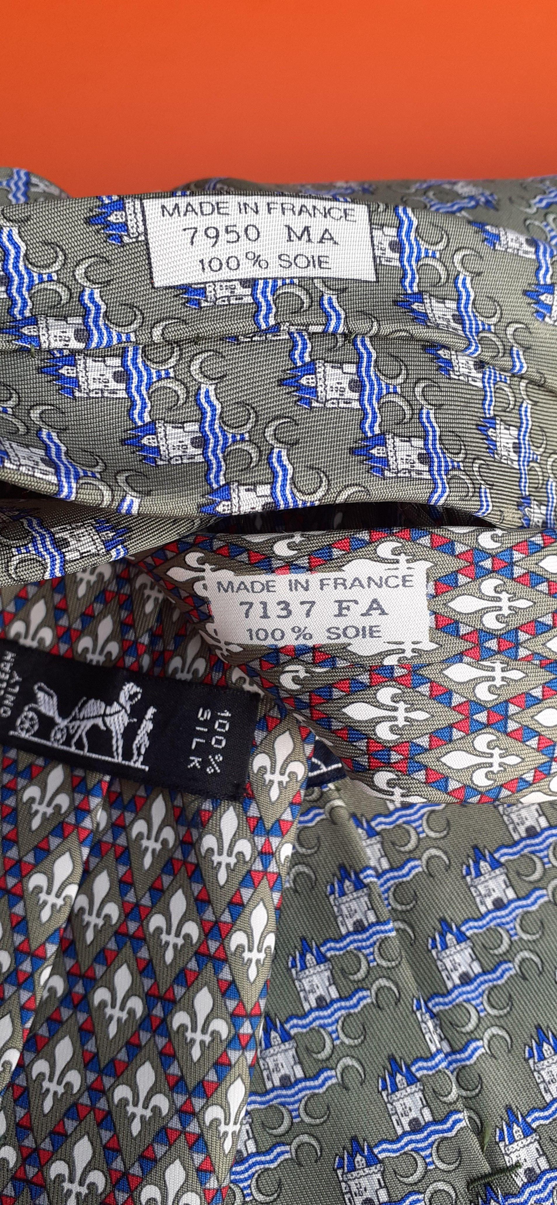 Hermès - Lot de 2 cravates en soie, imprimé château et fleur de lys en vente 4
