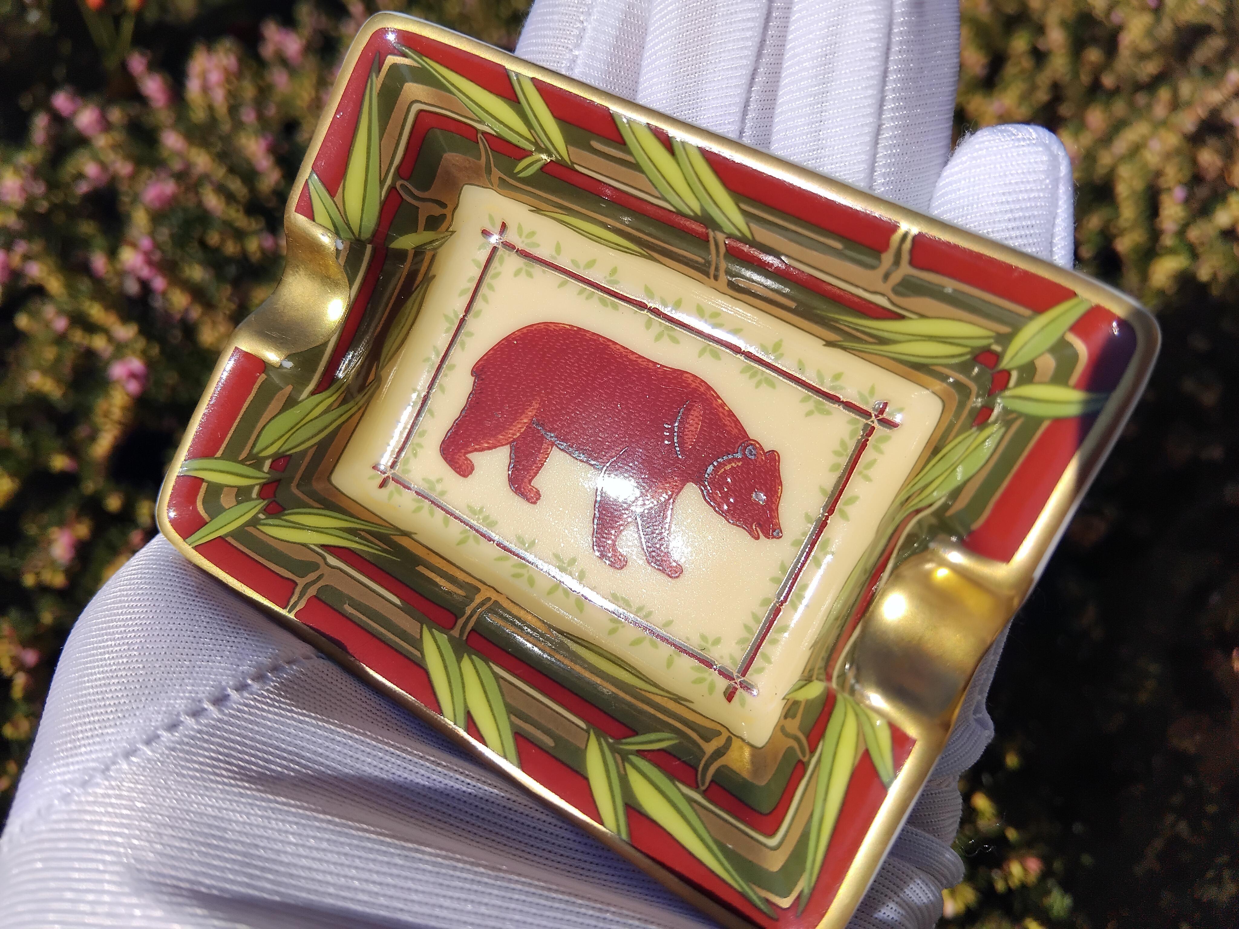 Hermès Satz von 3 kleinen Aschenbechern Wilde Tiere Afrika Print Porzellan Gold im Angebot 6